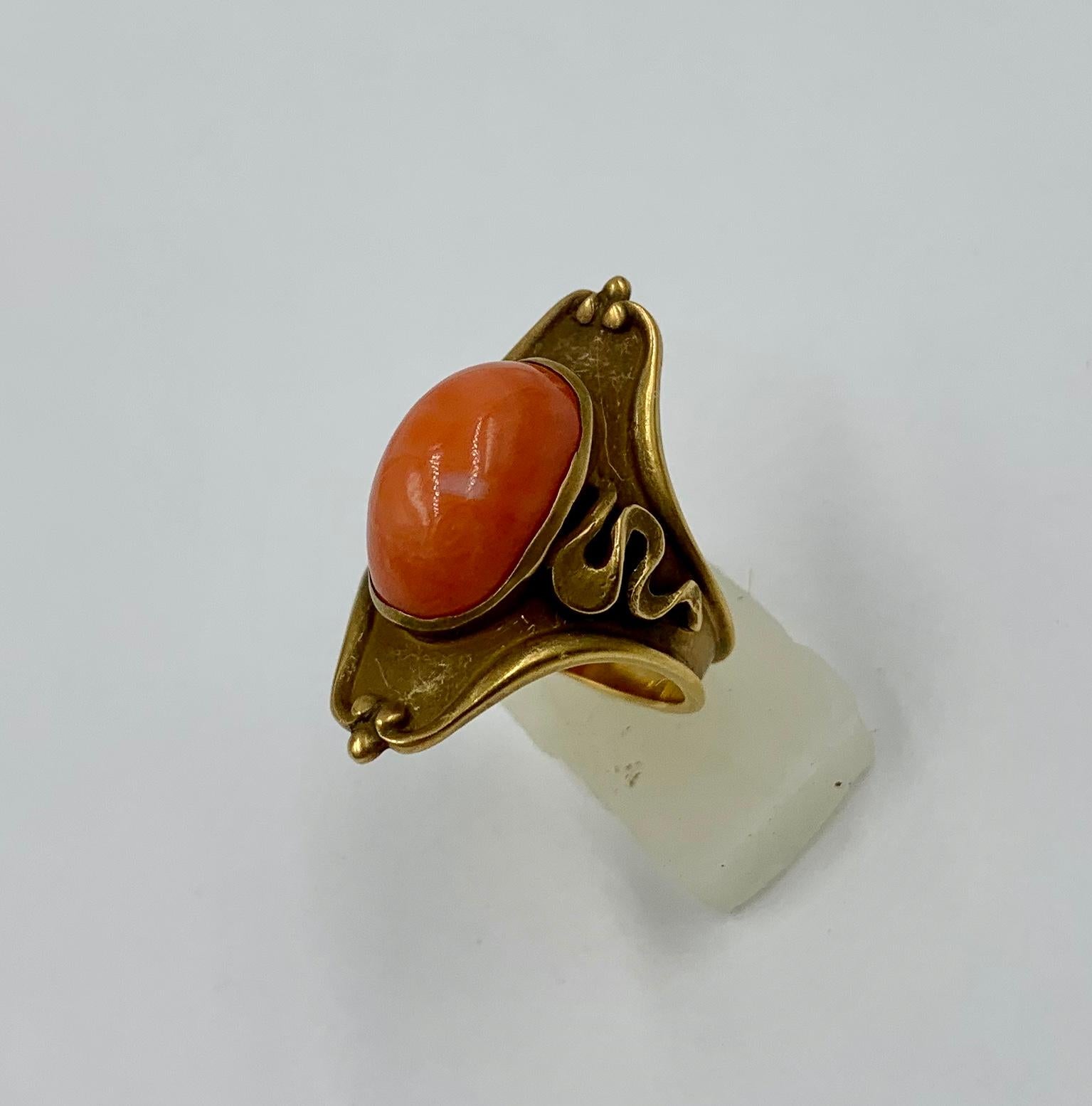 Anello di corallo Art Nouveau in oro 14 carati con cabochon di corallo salmone, circa 1900 in vendita 2
