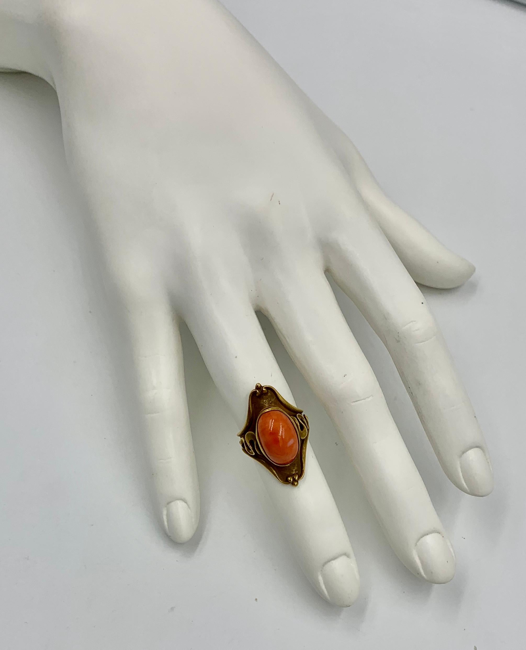 Anello di corallo Art Nouveau in oro 14 carati con cabochon di corallo salmone, circa 1900 in vendita 3