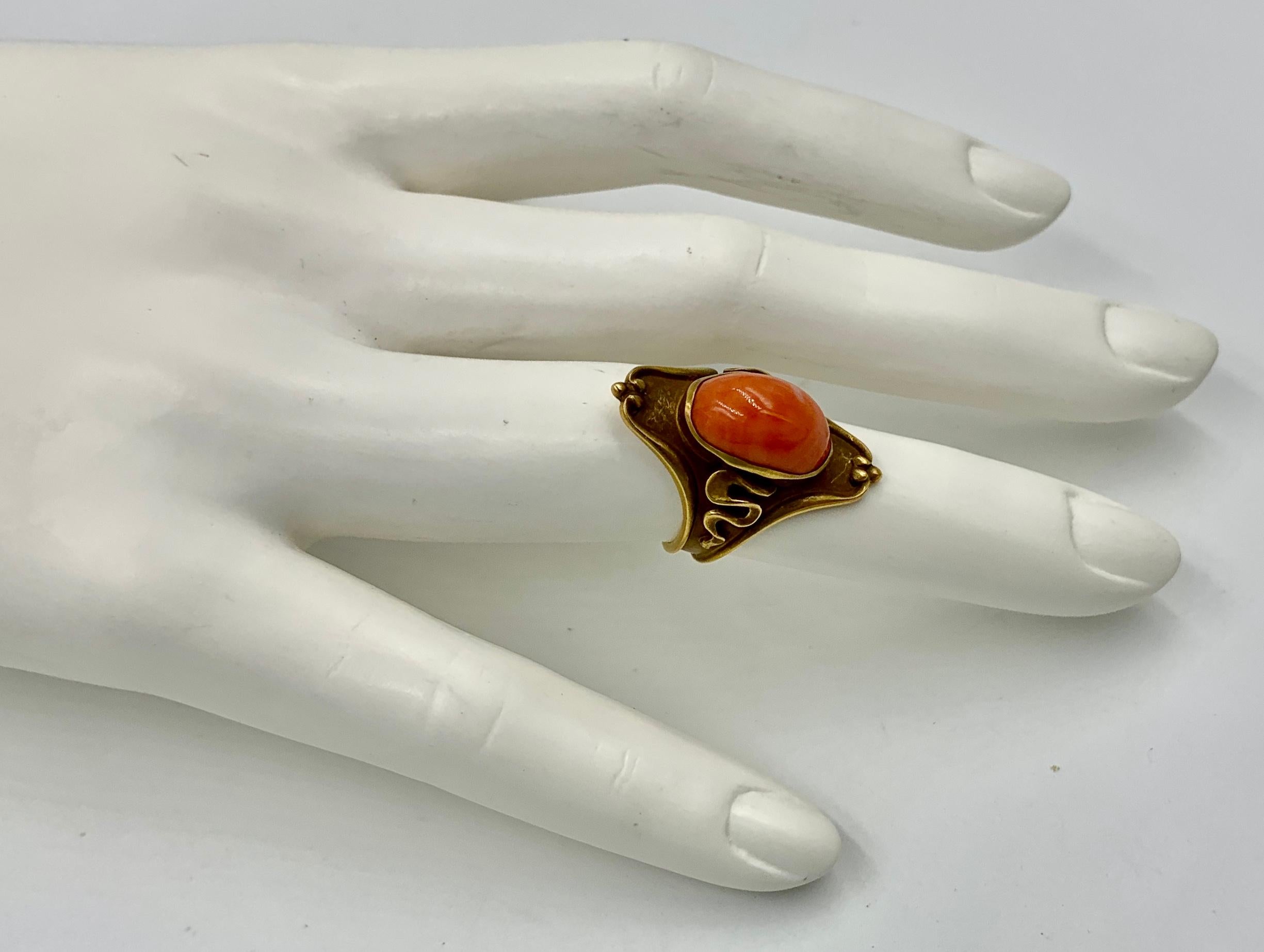 Anello di corallo Art Nouveau in oro 14 carati con cabochon di corallo salmone, circa 1900 in vendita 4
