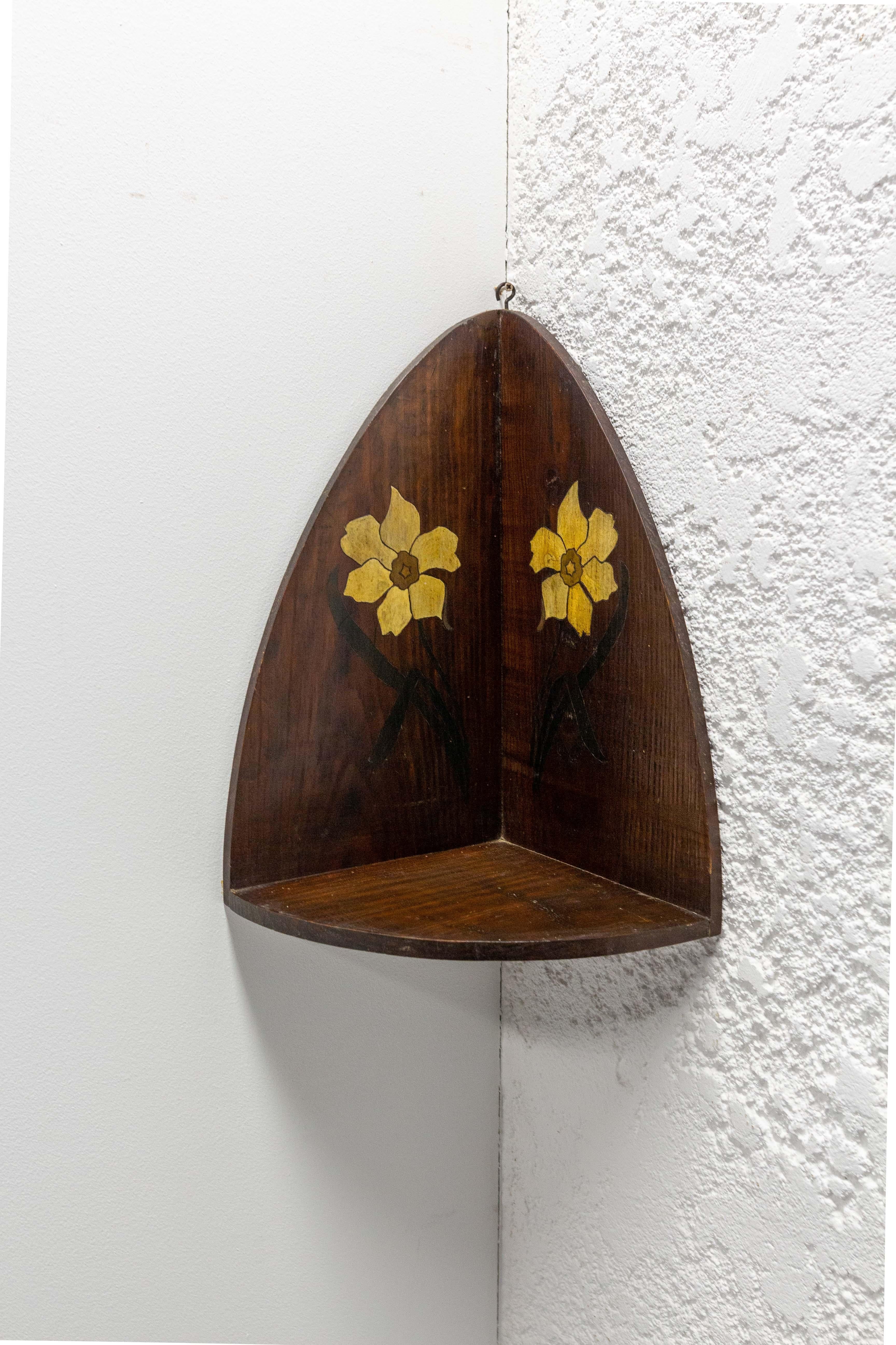 Antique Art Nouveau shelf with two Painted Flower
Massive poplar, made circa 1920.
Corner shelf.

Shipping: 
P 24.5 / L 24.5 / H 44.


