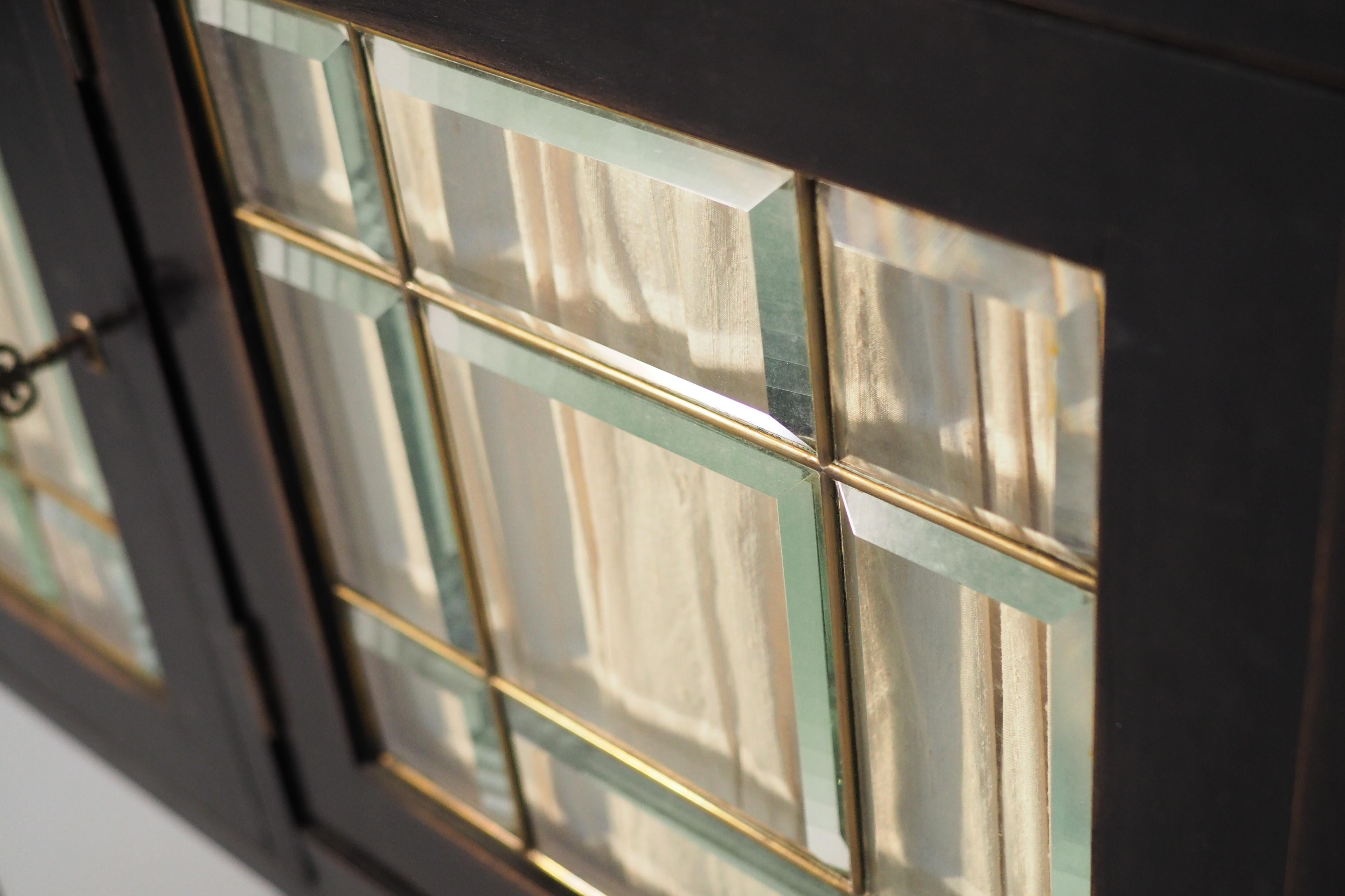 Ottone Credenza Art Nouveau con dettagli in ottone in vendita