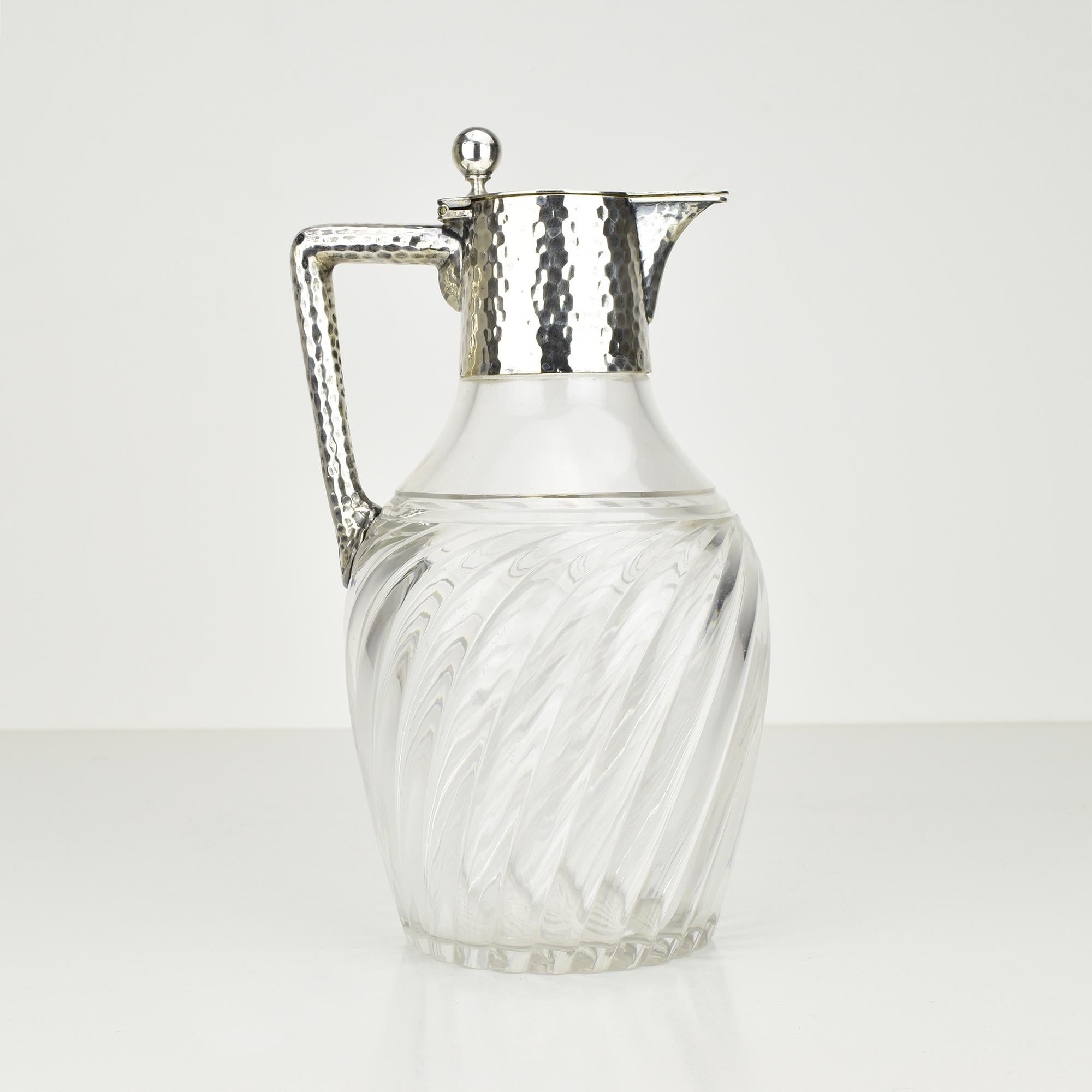 Decantador de cristal tallado Art Nouveau Montaje en plata martillada a mano Wilhelm Binder Hecho a mano en venta