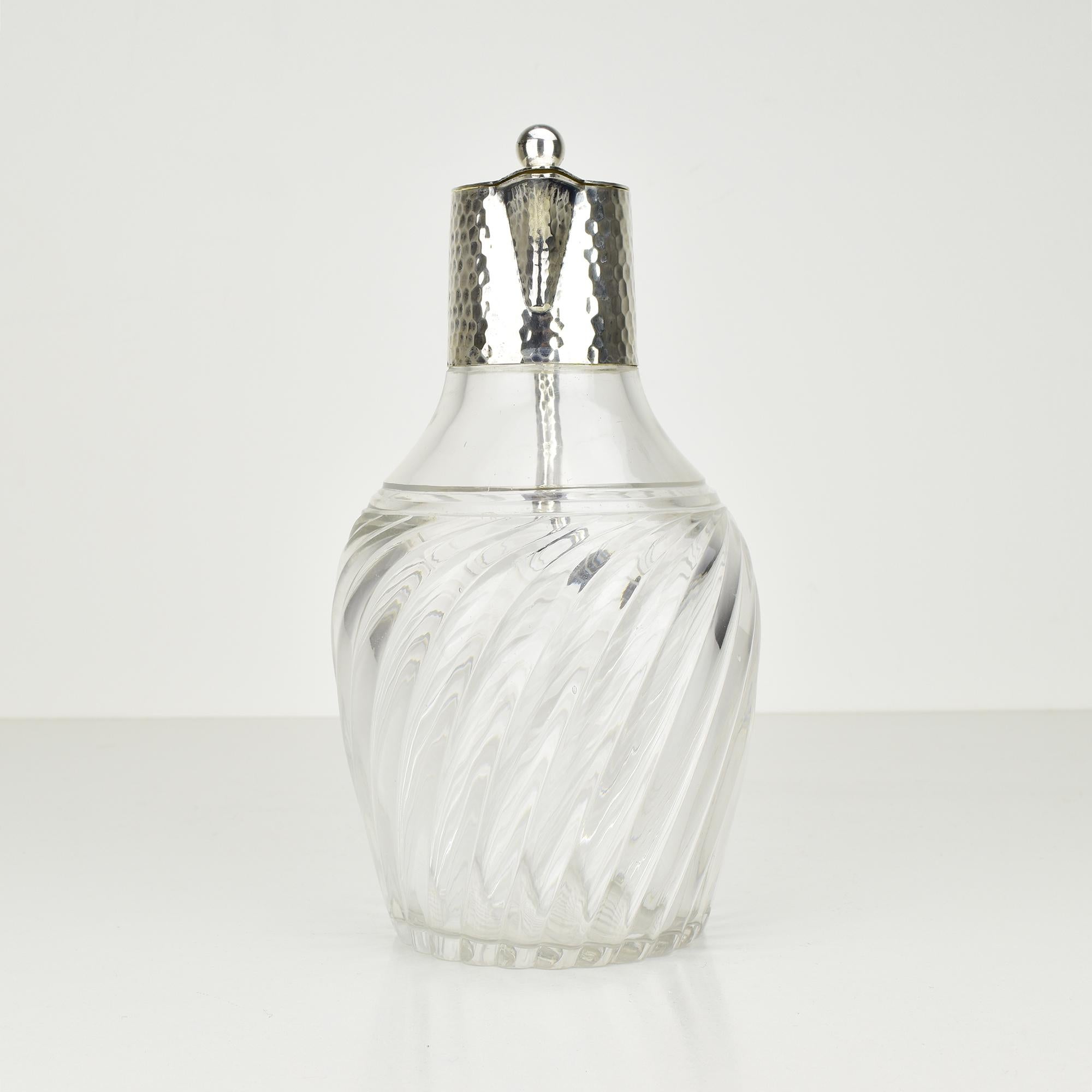 Decantador de cristal tallado Art Nouveau Montaje en plata martillada a mano Wilhelm Binder en Bueno estado para la venta en Bad Säckingen, DE