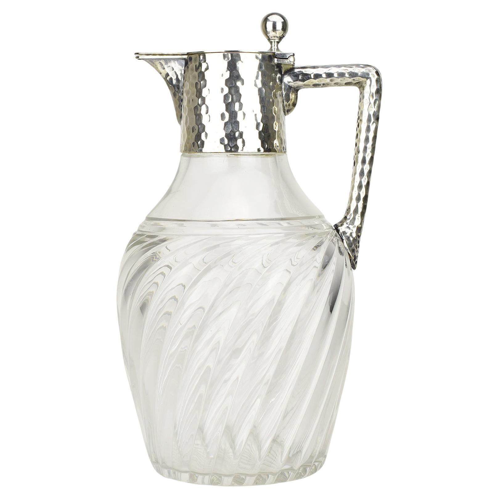 Carafe Art Nouveau en cristal taillé montée à la main en argent martelé Wilhelm Binder