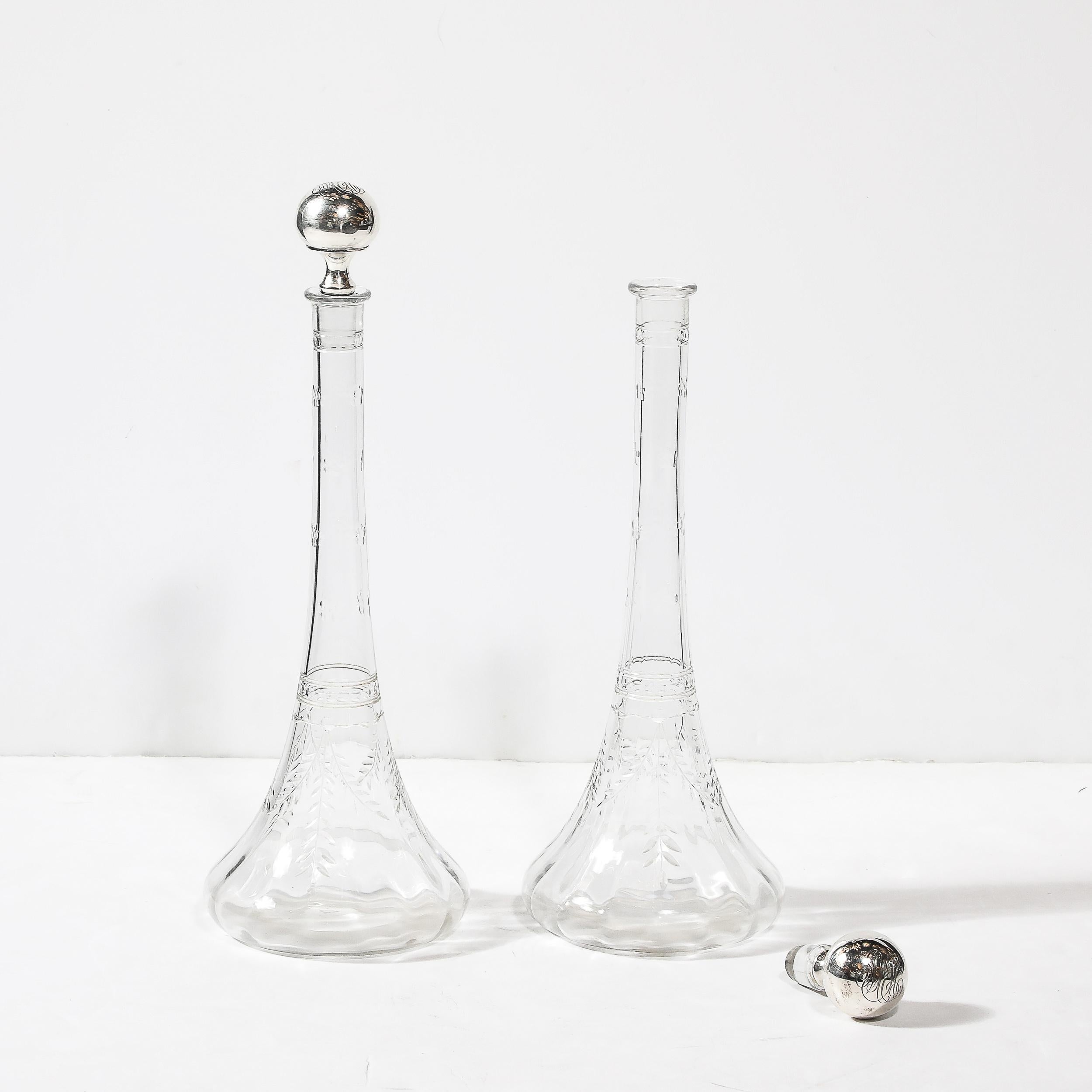 Decantadores de Cristal Tallado Art Nouveau con Tapones de Plata de Ley y Detalles Grabados en venta 5