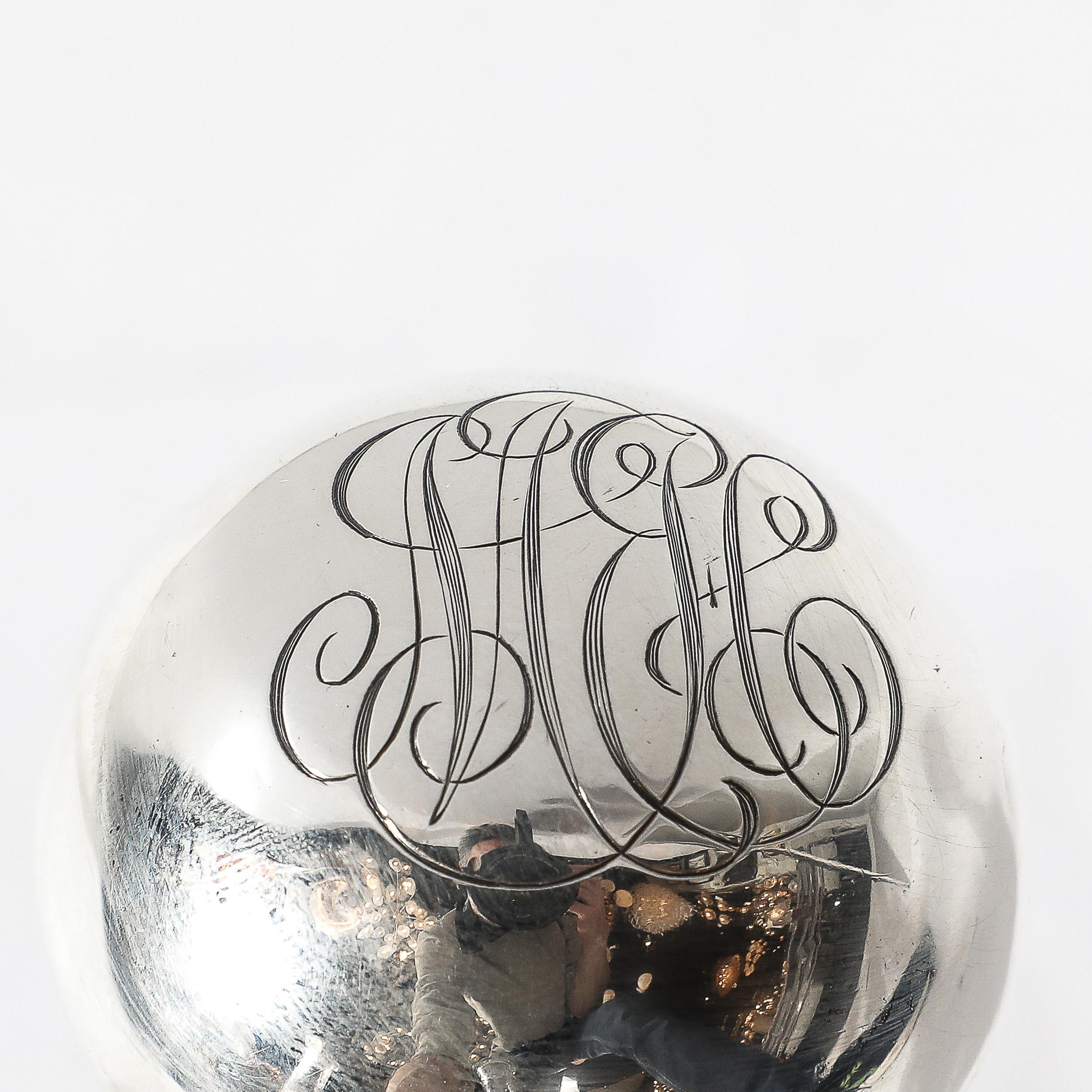 Decantadores de Cristal Tallado Art Nouveau con Tapones de Plata de Ley y Detalles Grabados en venta 6