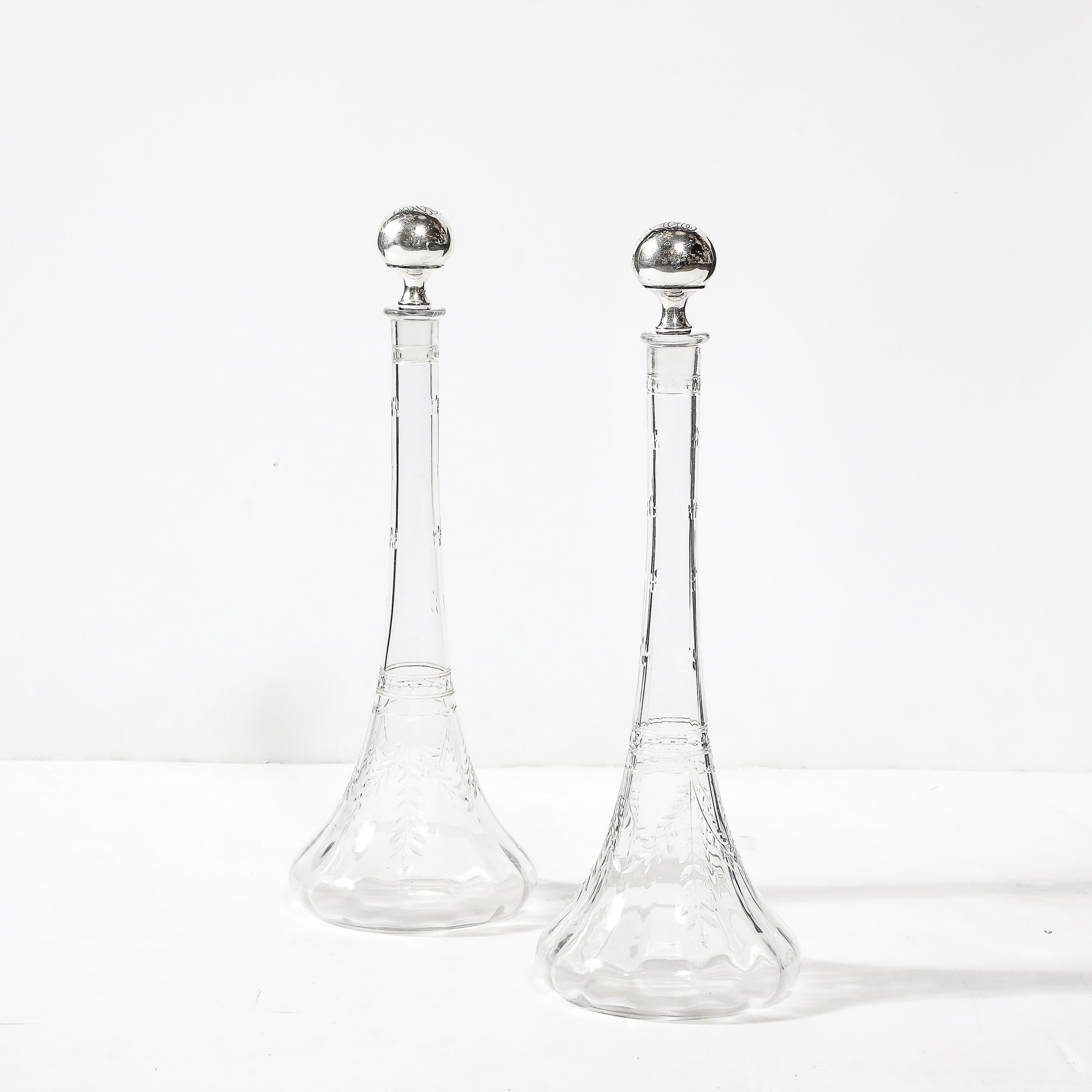 Decantadores de Cristal Tallado Art Nouveau con Tapones de Plata de Ley y Detalles Grabados Estadounidense en venta