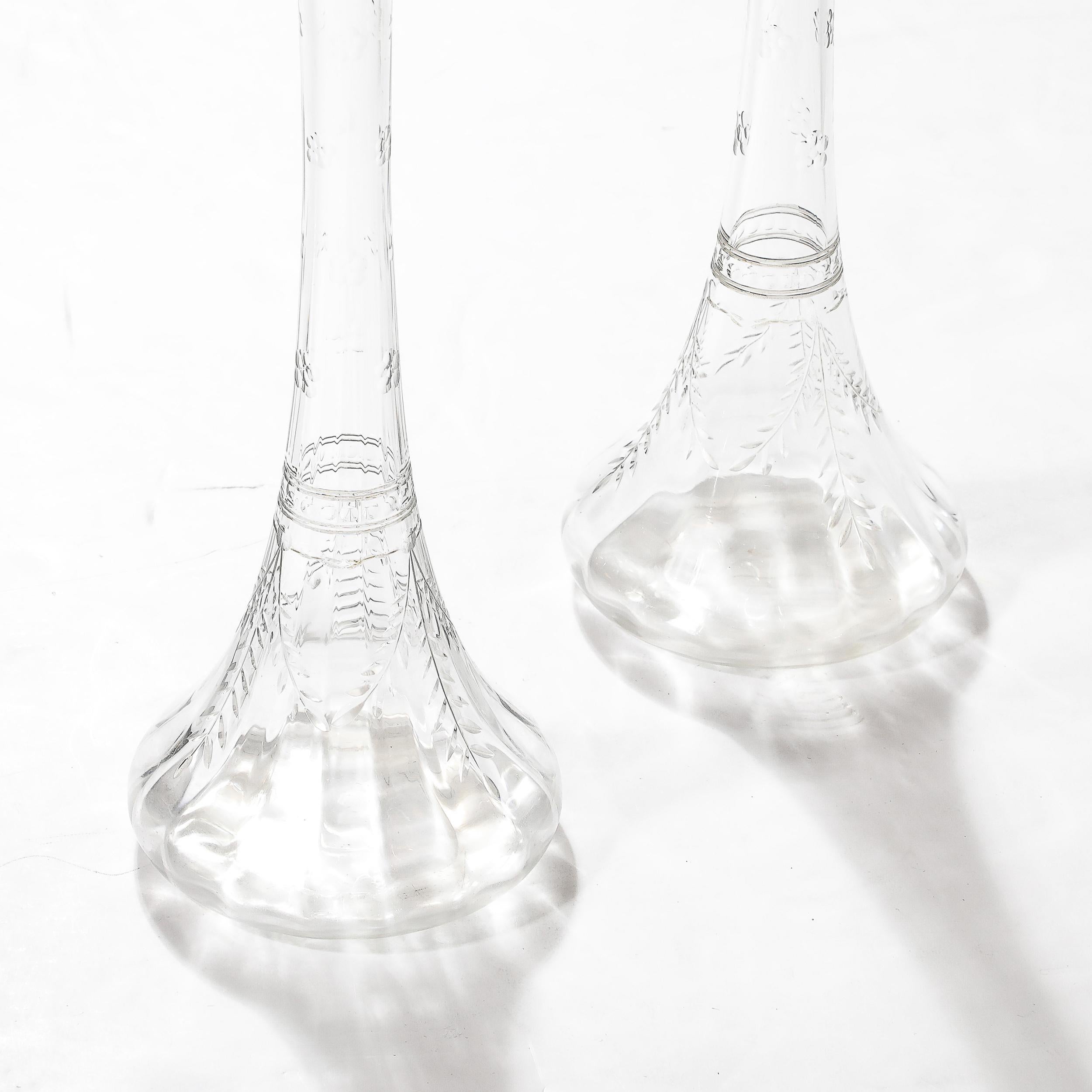Decantadores de Cristal Tallado Art Nouveau con Tapones de Plata de Ley y Detalles Grabados principios del siglo XX en venta