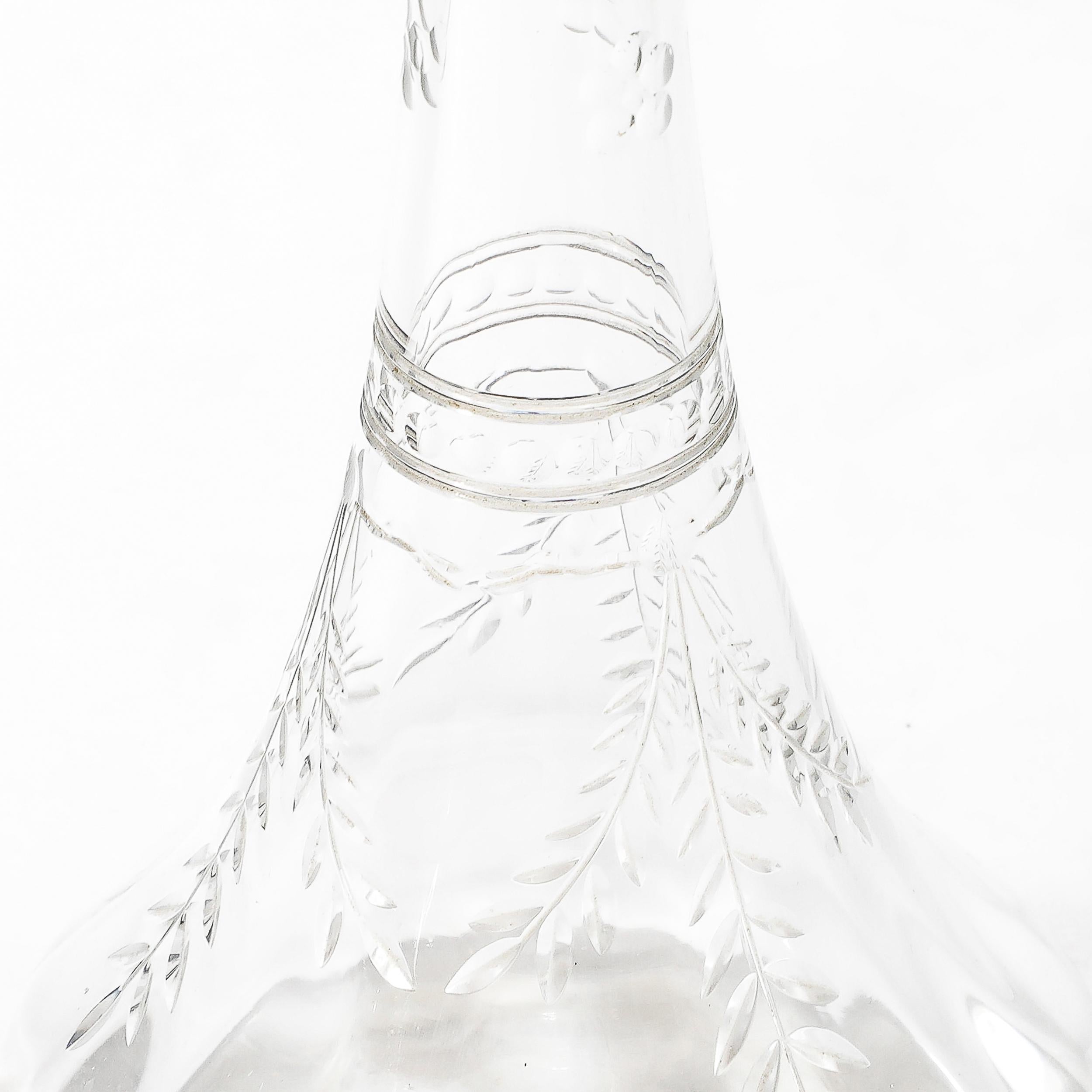 Decantadores de Cristal Tallado Art Nouveau con Tapones de Plata de Ley y Detalles Grabados Plata esterlina en venta
