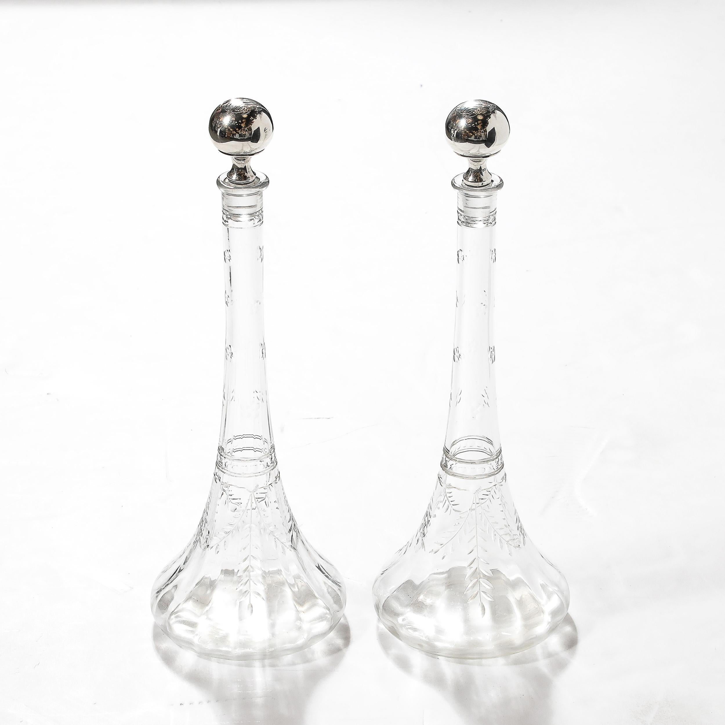 Decantadores de Cristal Tallado Art Nouveau con Tapones de Plata de Ley y Detalles Grabados en venta 2