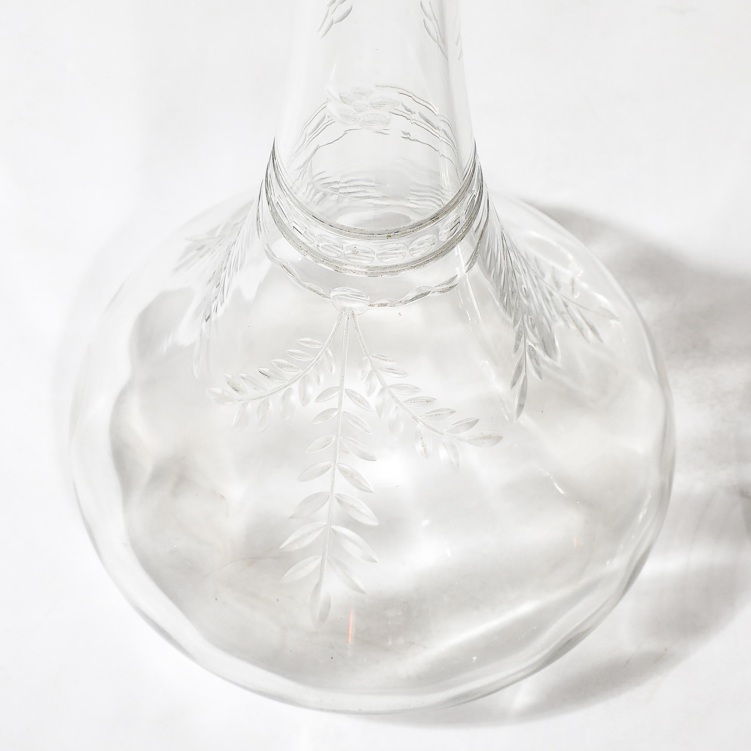 Decantadores de Cristal Tallado Art Nouveau con Tapones de Plata de Ley y Detalles Grabados en venta 3