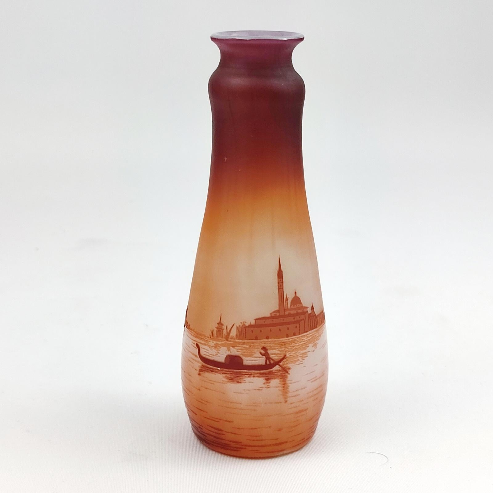 Magnifique vase en verre d'art camée de D'Argental, France, fin du 19e siècle. Scène de l'île de San Giorgio avec gondole et Palazzo San Giorgio en arrière-plan. Verre laiteux avec des nuances d'orange et de rouge-améthyste foncé. Marqué D'argental