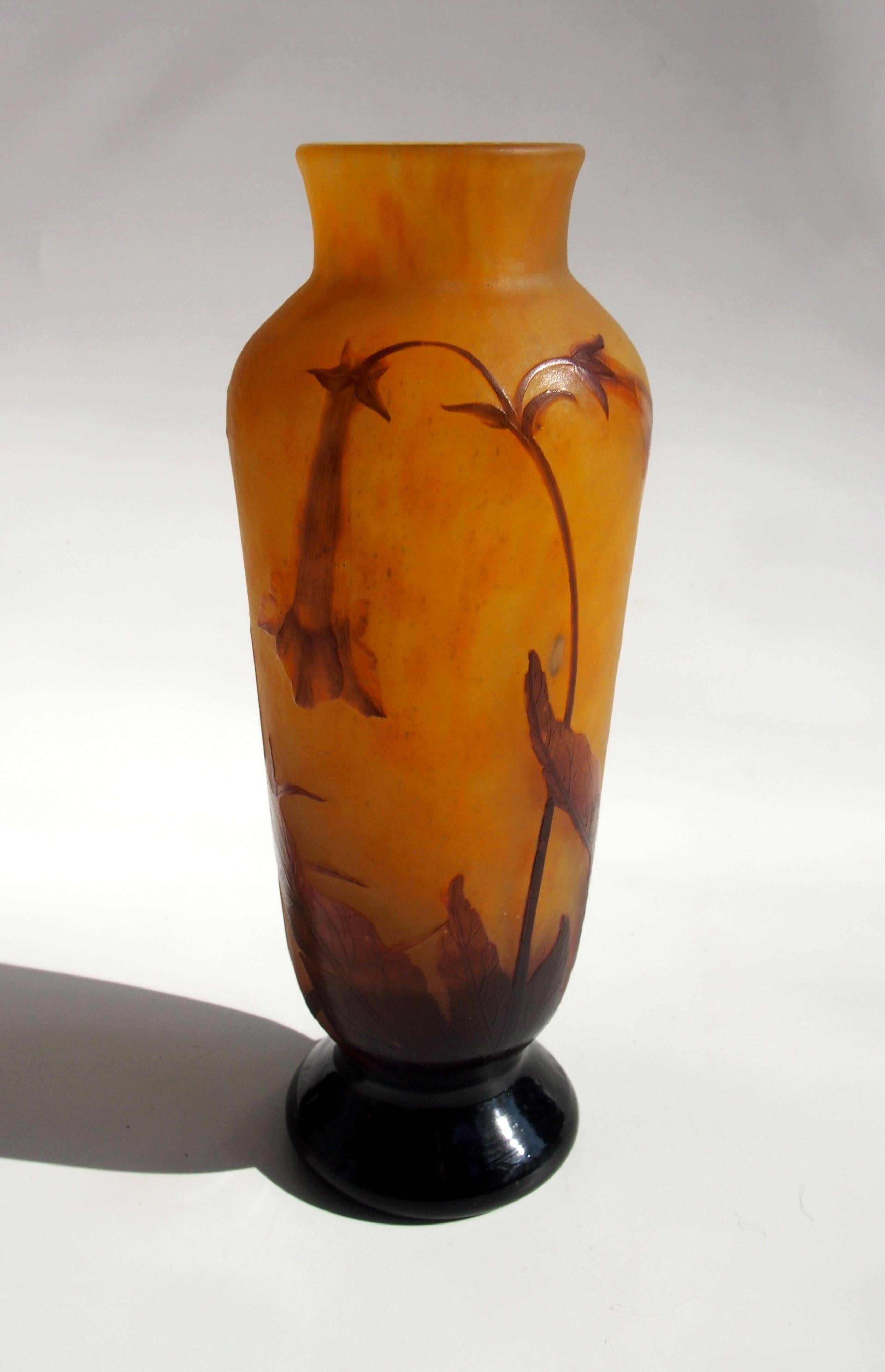 Français Vase Nicotiana en verre sculpté et camée Daum de style Art nouveau français en vente