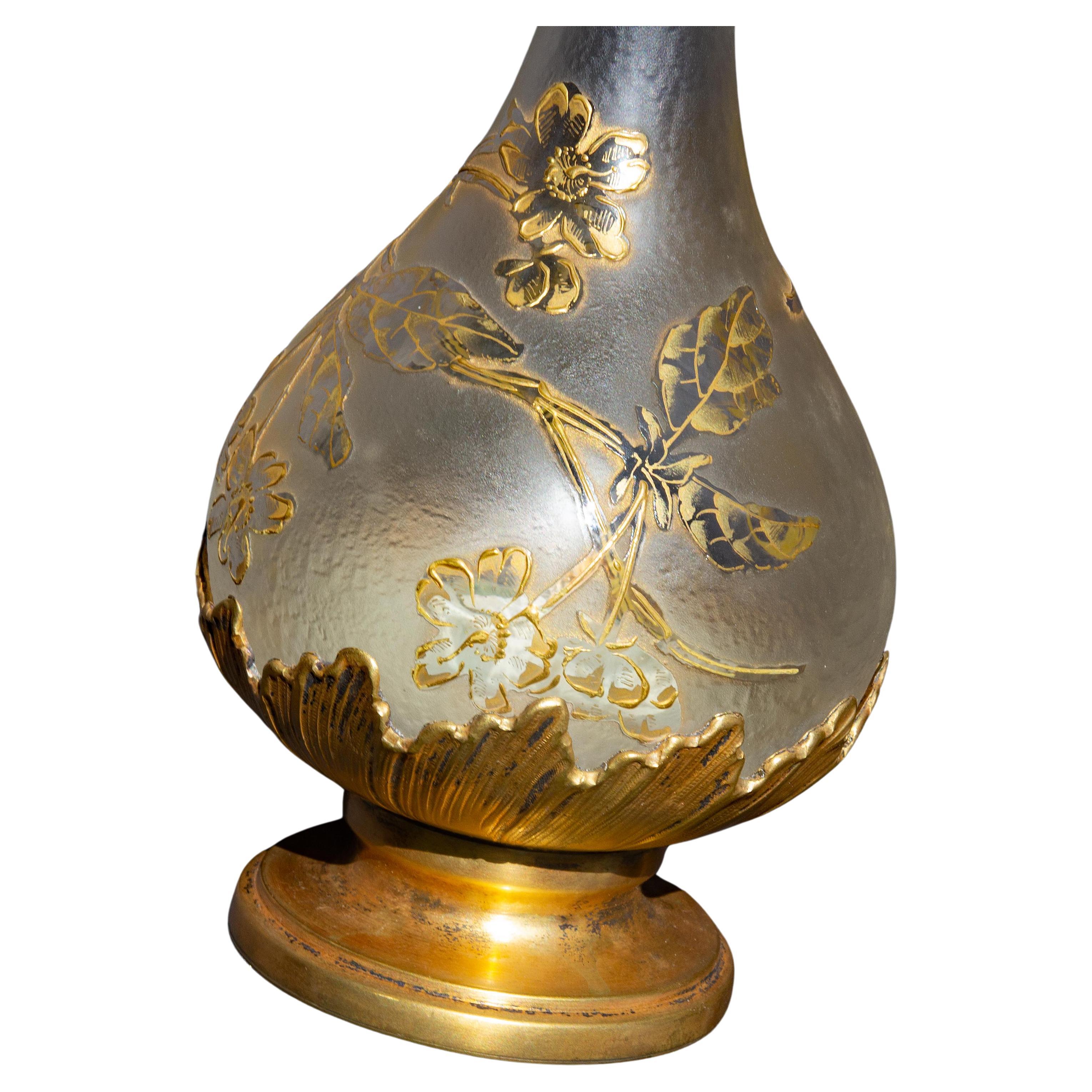 Bottiglia Daum Nancy art nouveau. Bronzo montato con taglio all'acido e doratura. Circa 1900.