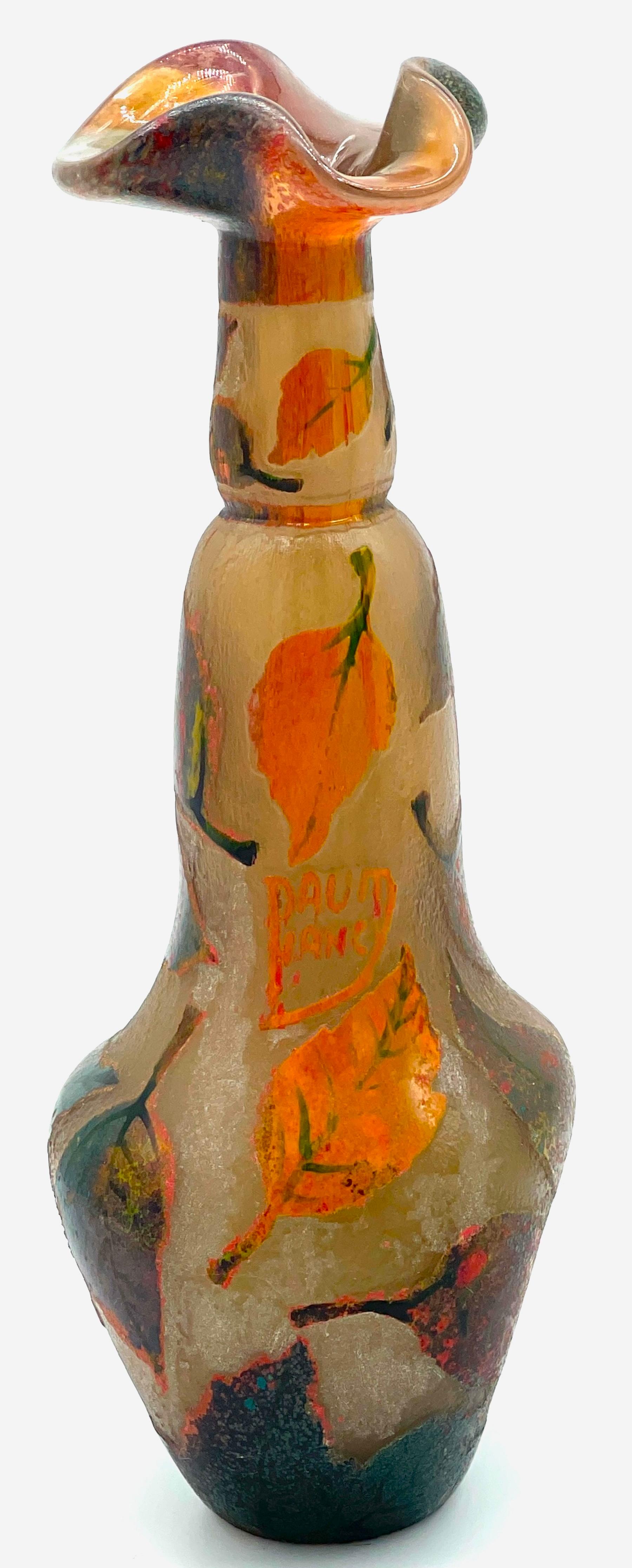 Vaso in vetro Art Nouveau Daum Nancy inciso all'acido, con cammeo e smalto 
Francia, circa 1900

Uno squisito vaso in vetro Art Nouveau della vetreria Daum Nancy, del 1900 circa, è uno splendido esempio di lavorazione francese dei primi del