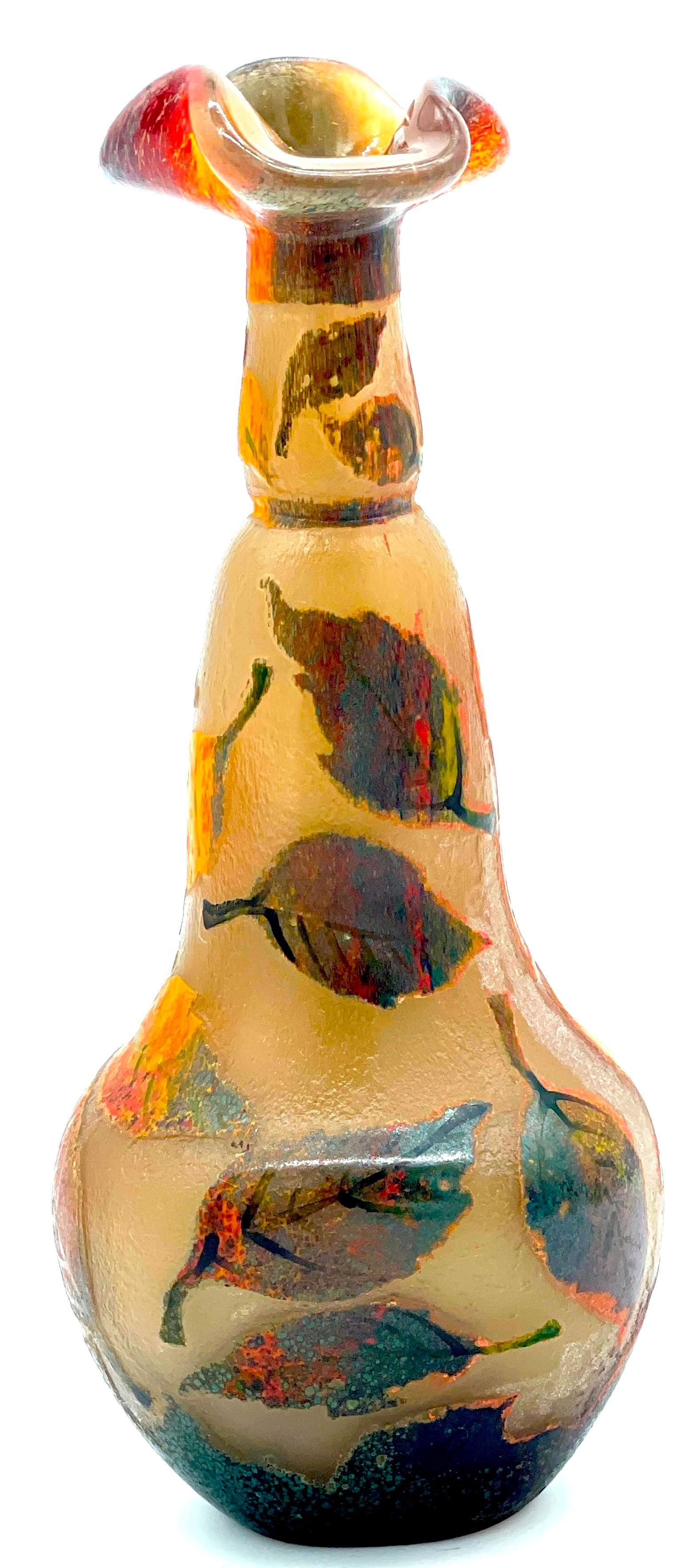 Francese Art Nouveau Daum Nancy inciso all'acido, cammeo e smalto  Vaso di vetro in vendita