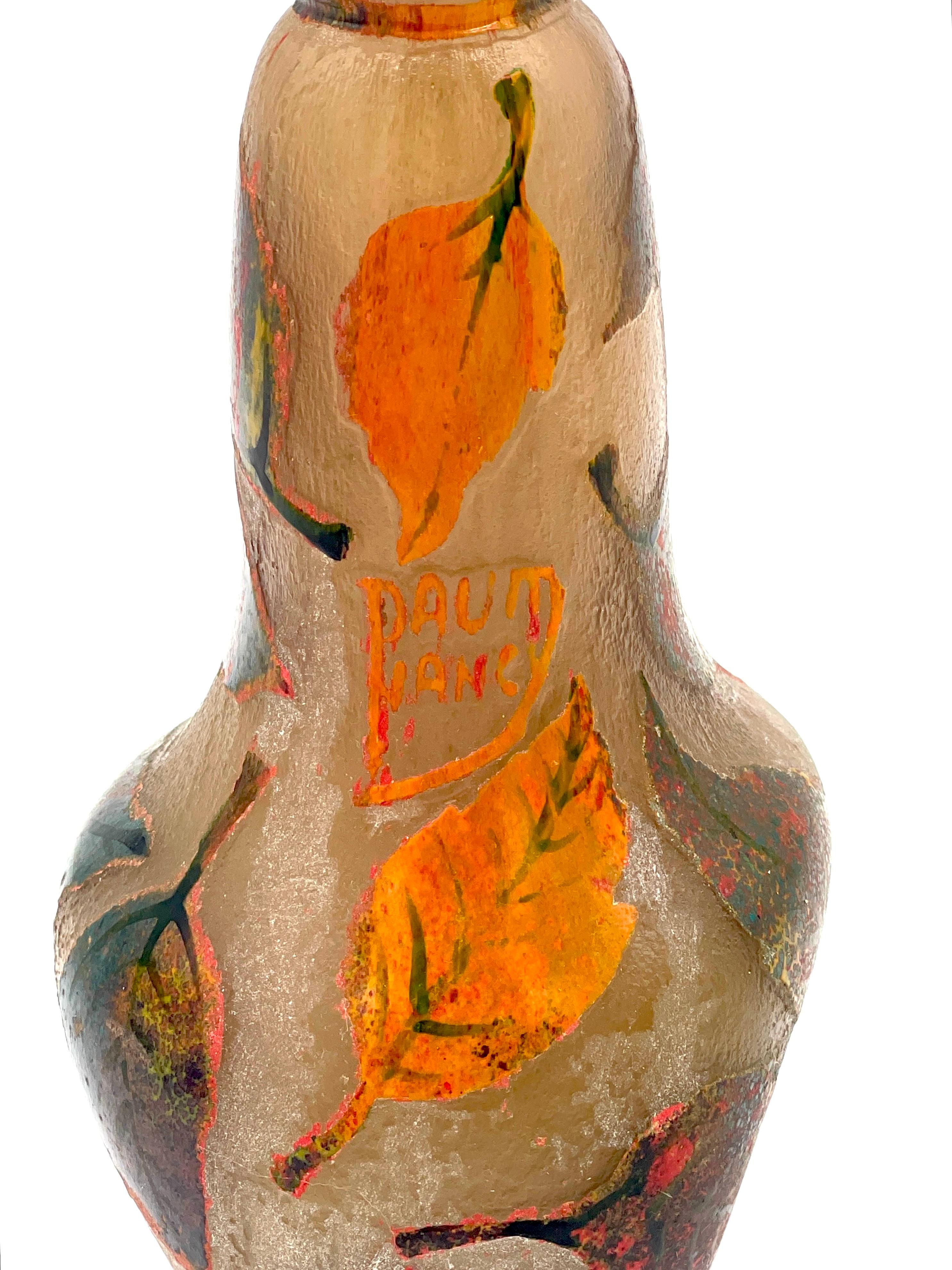 Intagliato Art Nouveau Daum Nancy inciso all'acido, cammeo e smalto  Vaso di vetro in vendita