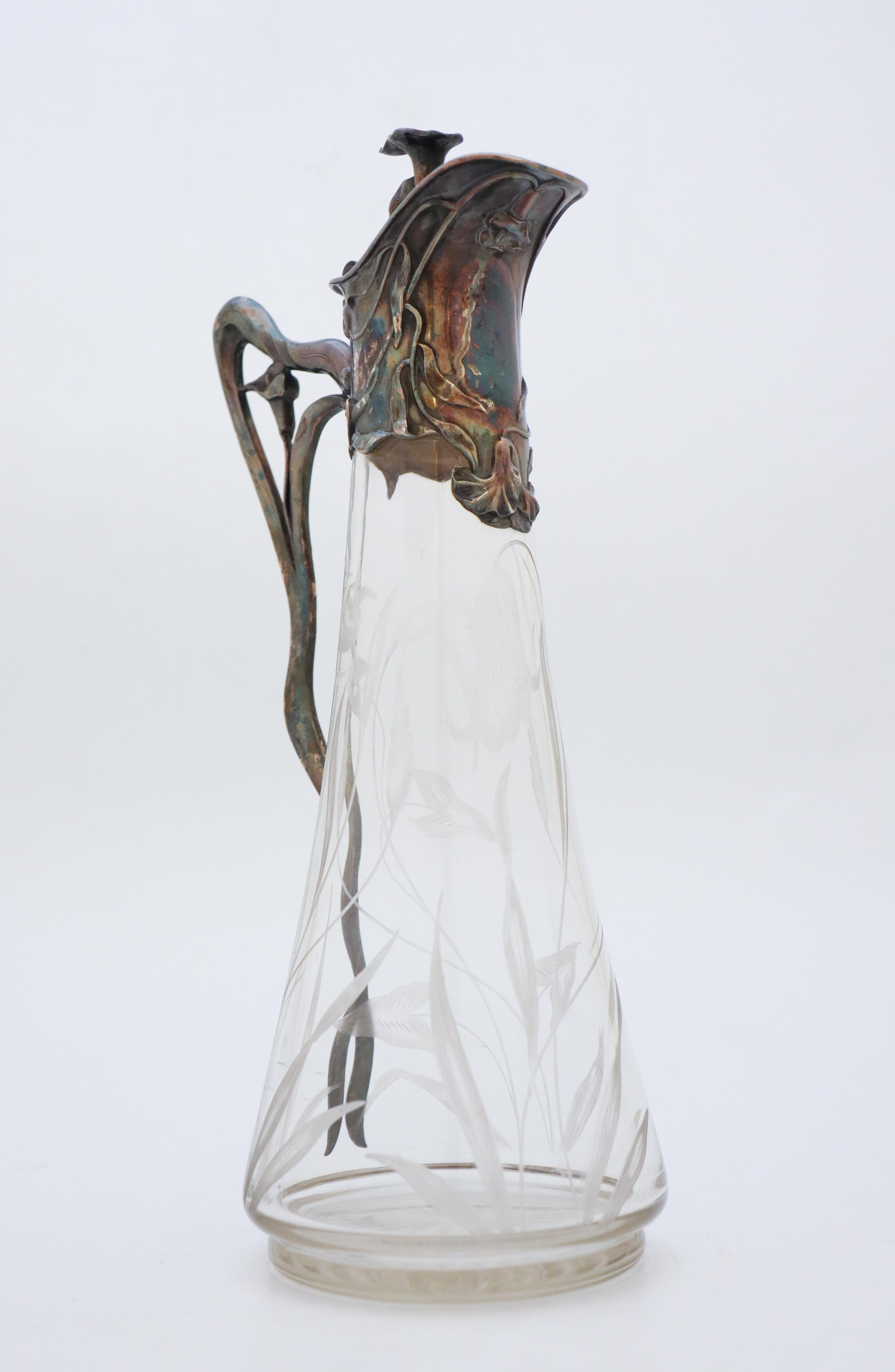 Allemand Carafe ancienne, verre gravé à fleurs et métal Art Nouveau, Jugend en vente