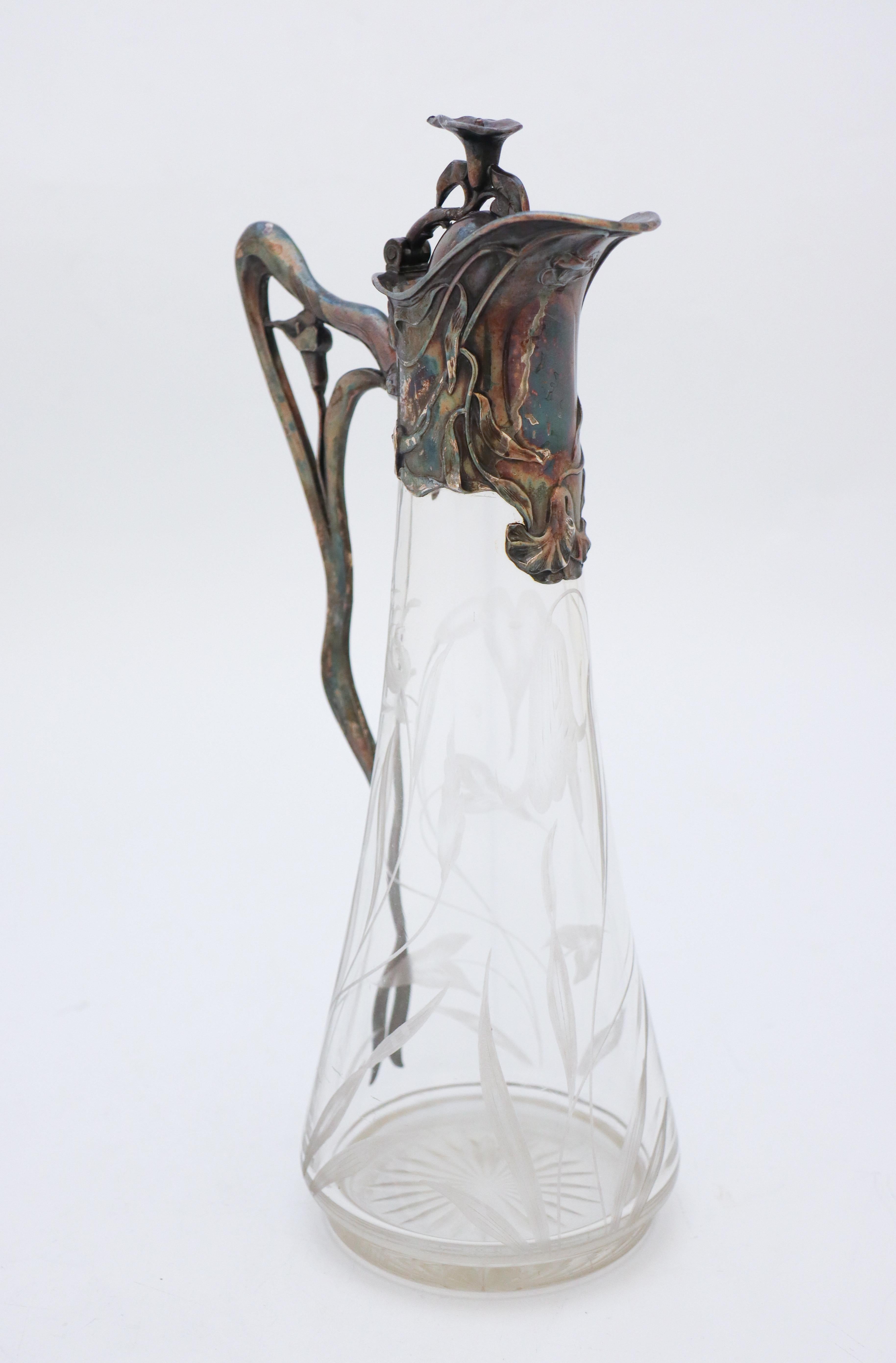 Buriné Carafe ancienne, verre gravé à fleurs et métal Art Nouveau, Jugend en vente