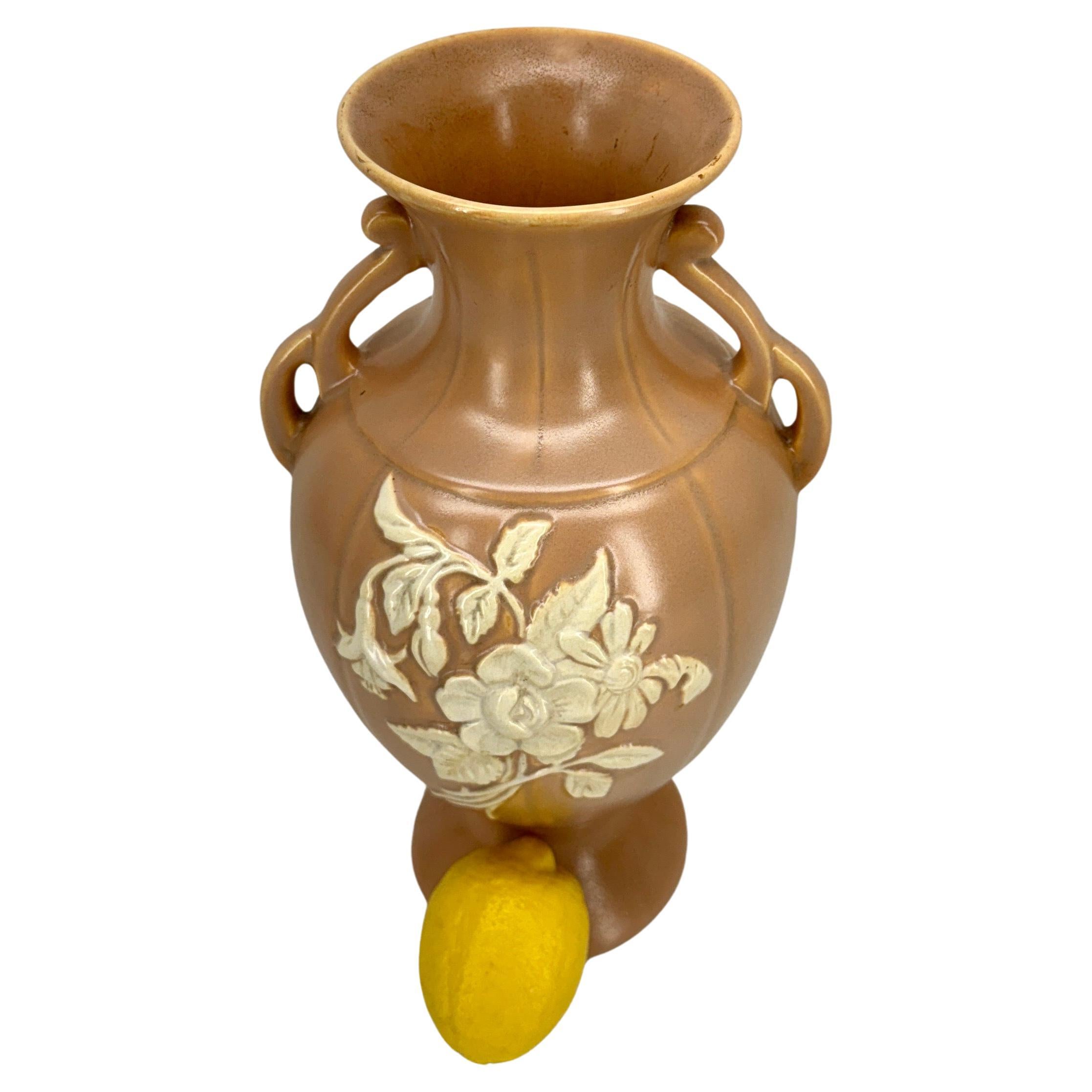 Vase à pêche Weller Art Deco Pottery

Magnifique vase en céramique peint à la main dans les années 1930, de couleur pêche avec un motif floral ivoire. Merveilleux complément pour tout collectionneur.