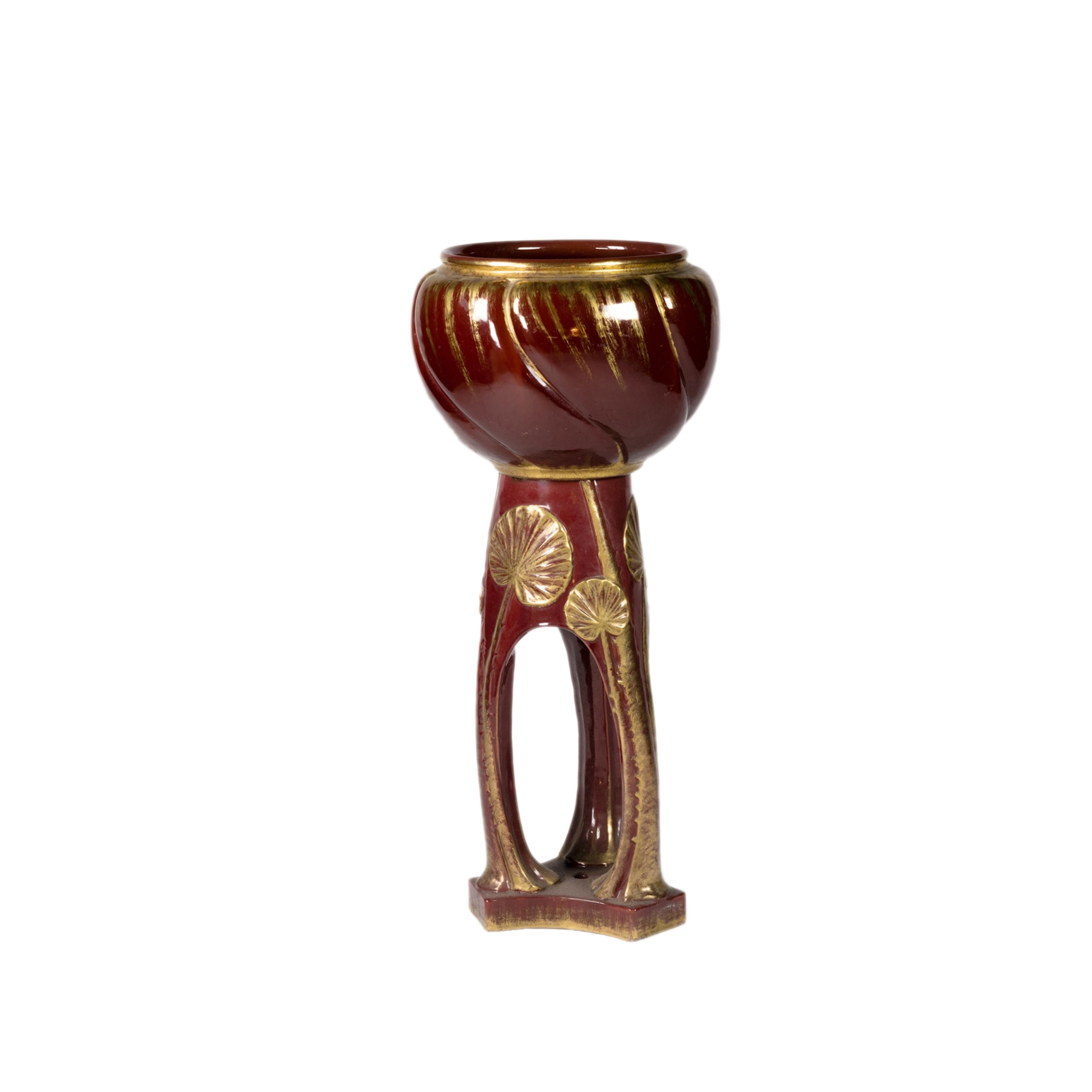 Una rarissima Jardinière in porcellana Art Nouveau con piedistallo, policroma rossa e dorata
terracotta con un motivo vegetariano. Un grande esempio dell'eleganza della fine del secolo dell'Art Nouveau. Un timbro di fonderia di 