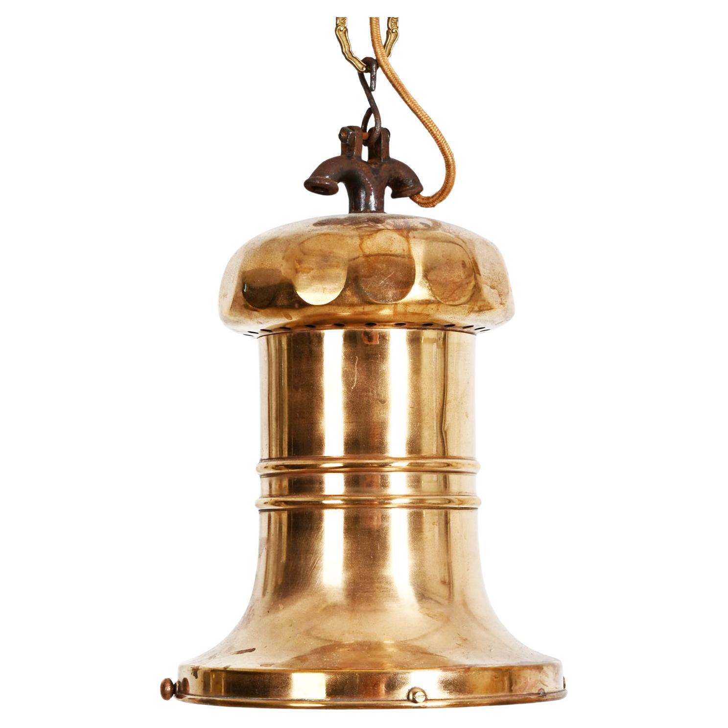 Cilindro in ottone dotato di attacco E40, ora funzionante con adattatore E27 e adatto anche alla stessa epoca ma non originale di questa lampada con paralume in vetro opalino. Secondo il precedente proprietario, la lampada è stata installata nel