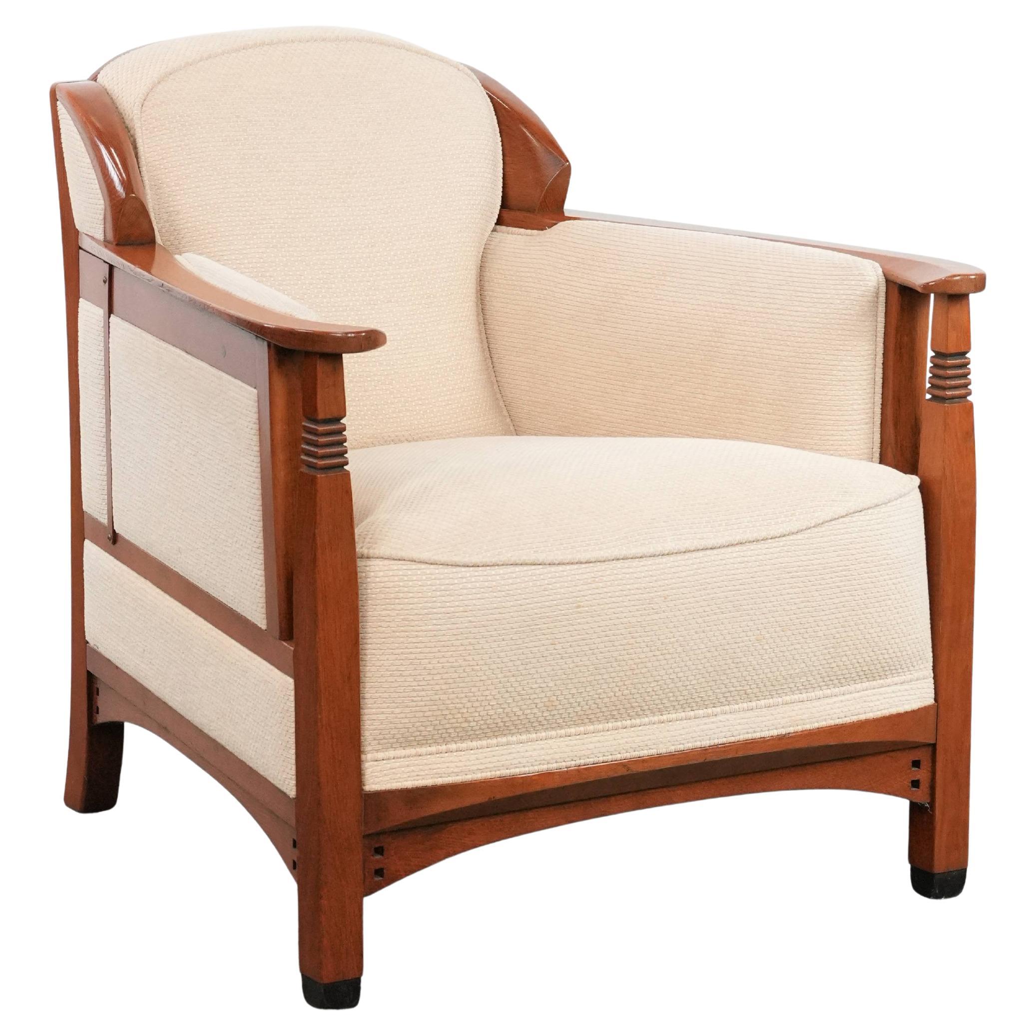 Sessel im Jugendstil mit luxuriösem, hellem Stoffbezug im Angebot