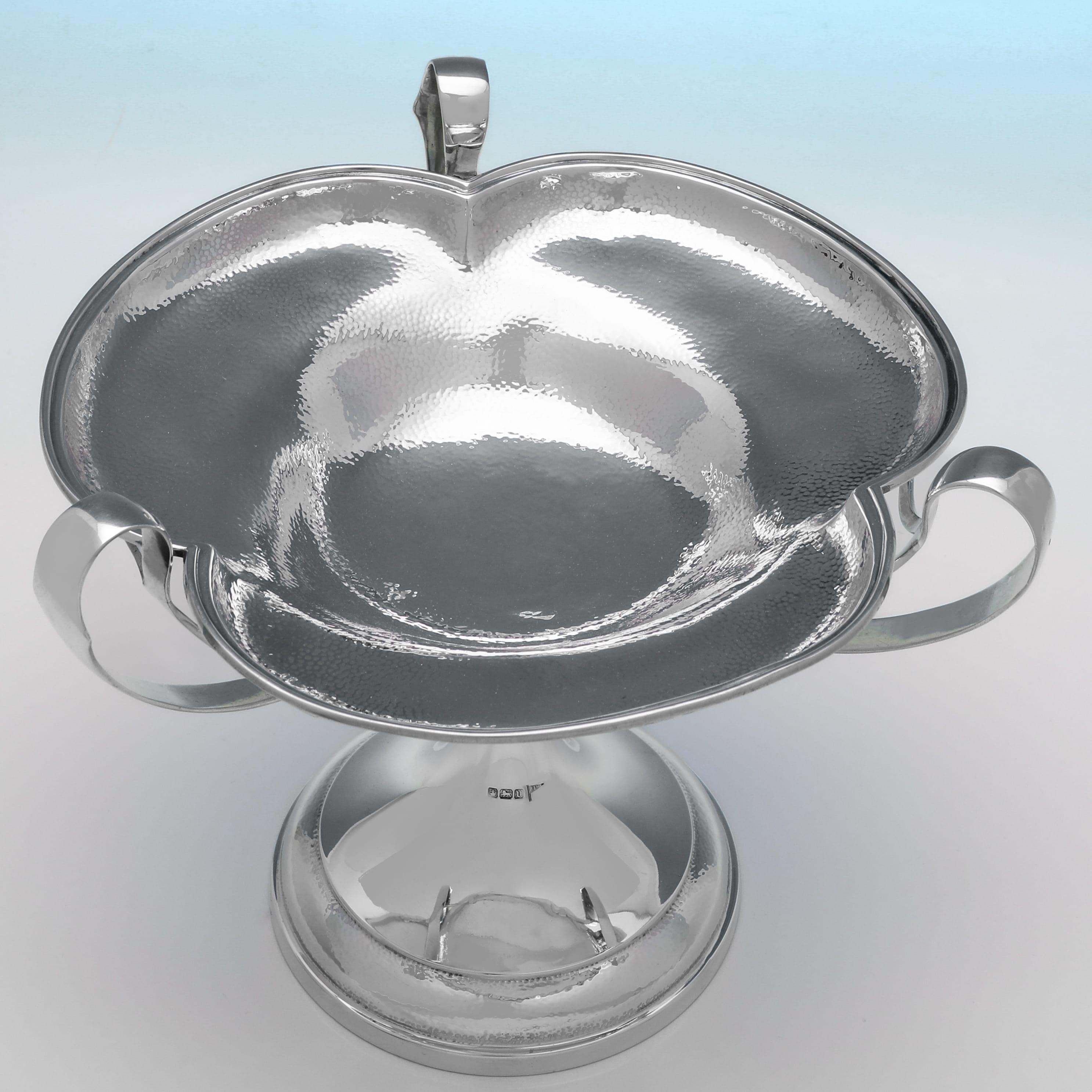 Art Nouveau Tazza in argento sterling dal design Art nouveau realizzata nel 1913 da Walker & Hall in vendita