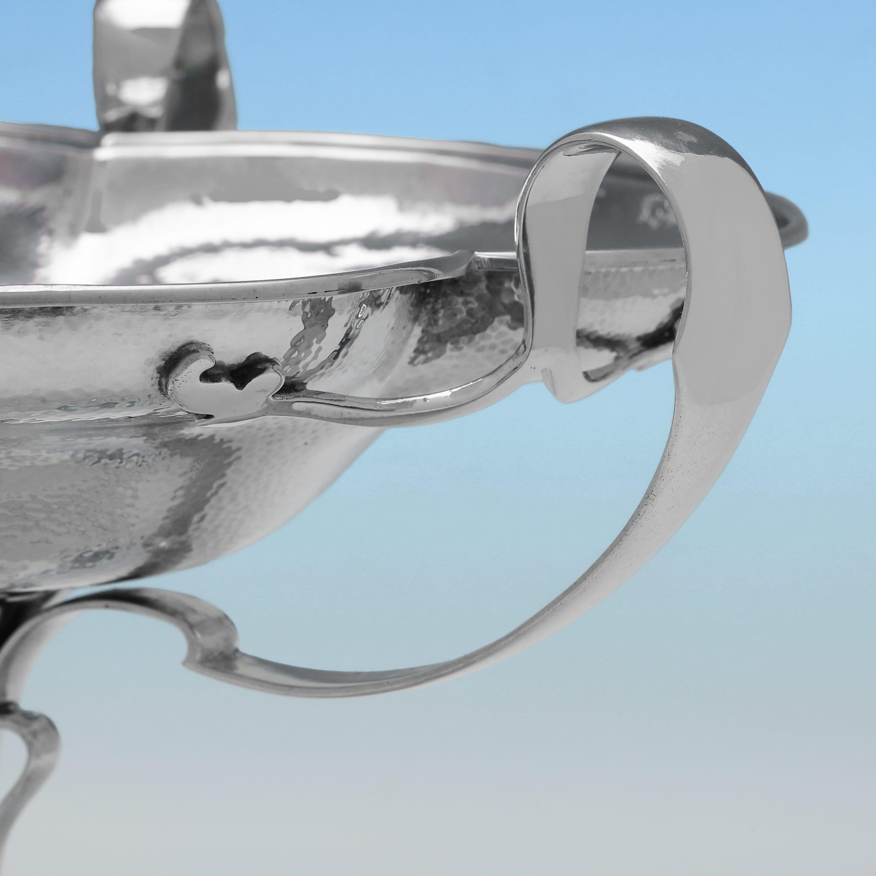 Inglese Tazza in argento sterling dal design Art nouveau realizzata nel 1913 da Walker & Hall in vendita