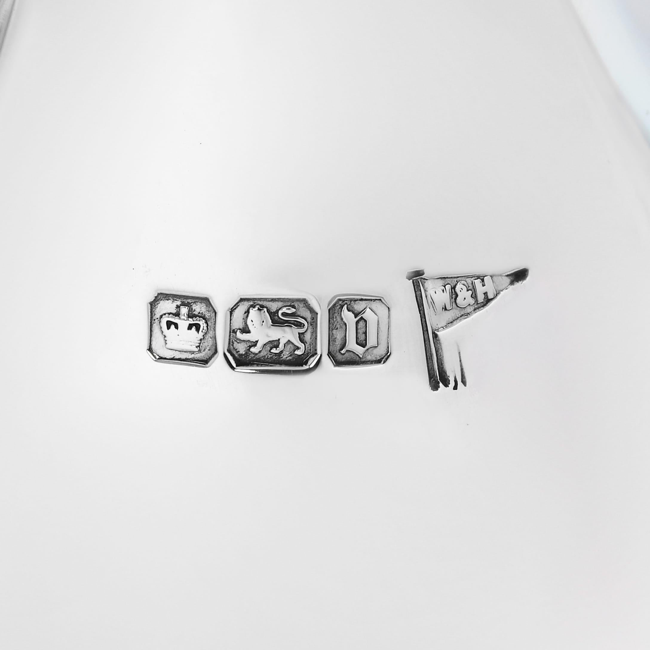 Tazza in argento sterling dal design Art nouveau realizzata nel 1913 da Walker & Hall In condizioni buone in vendita a London, London