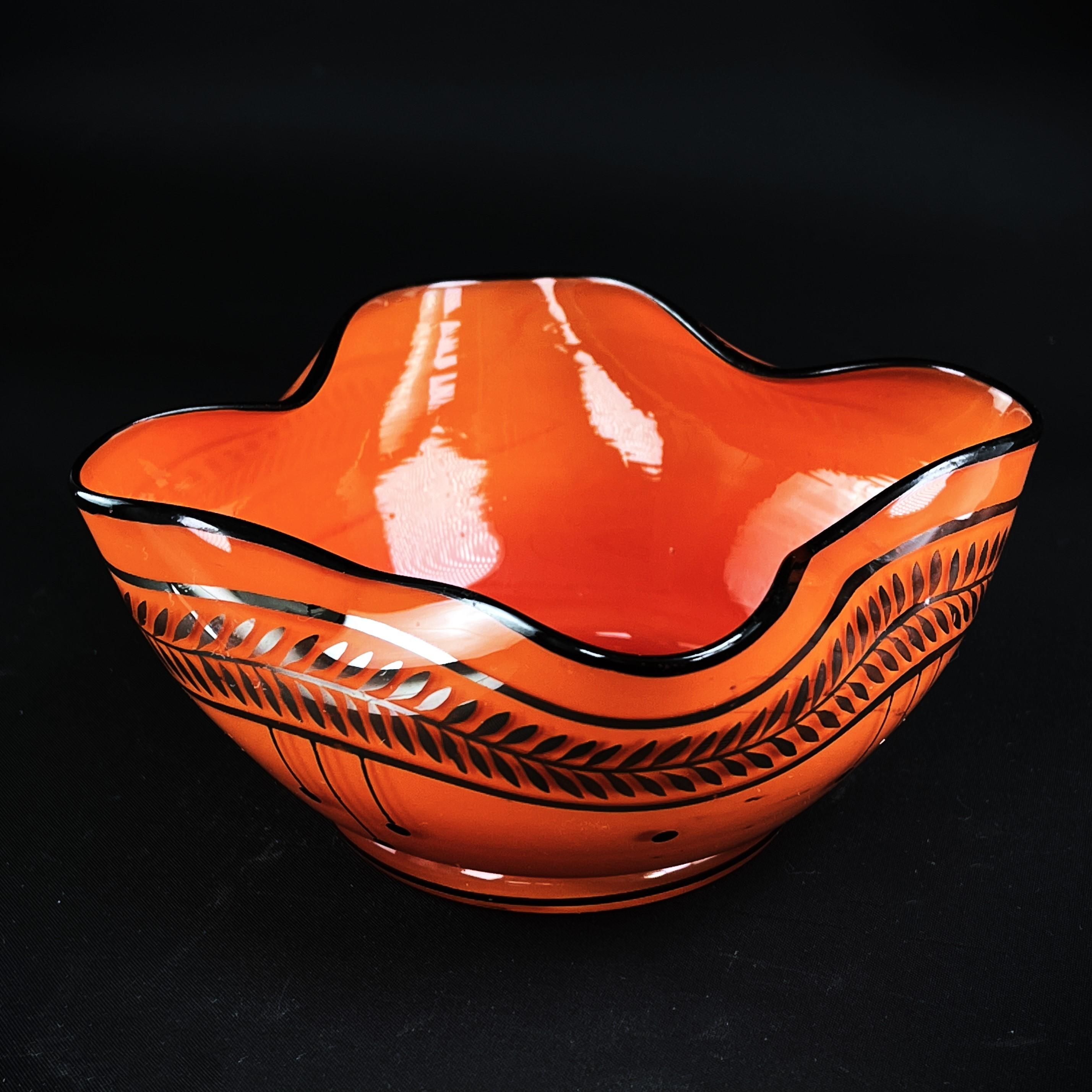Coupe en verre du designer Art Nouveau Michael Powolny pour Loetz Witwe, années 1910

Le magnifique petit bol en verre de Michale Powolny est en bon état. Cet objet est un original de l'époque (et non une reproduction).

Couleur : orange, noir et