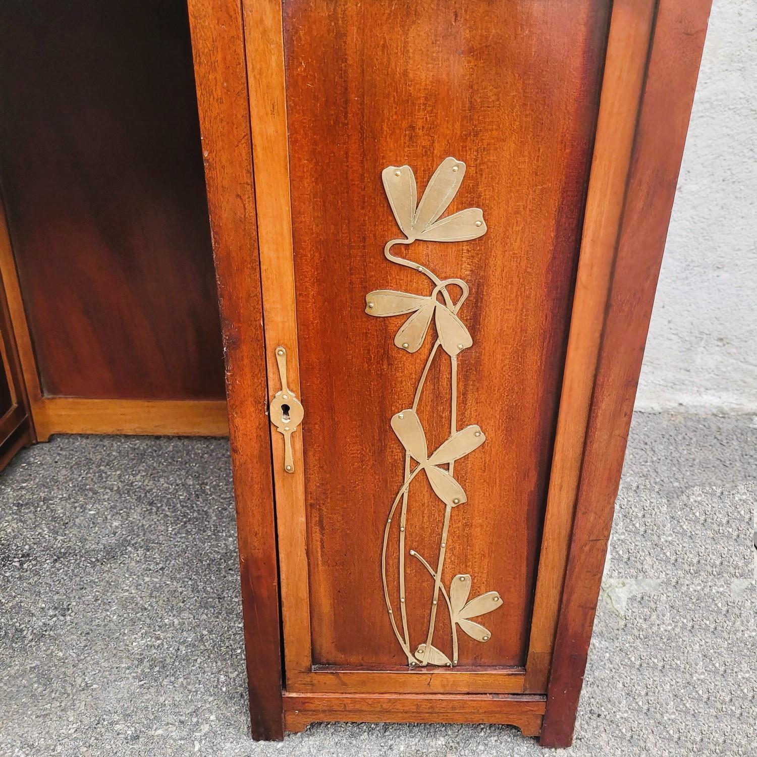 Europeo Art Nouveau Desk In Wood With Brass Decoration, Late 19th And Early 20th Century in vendita