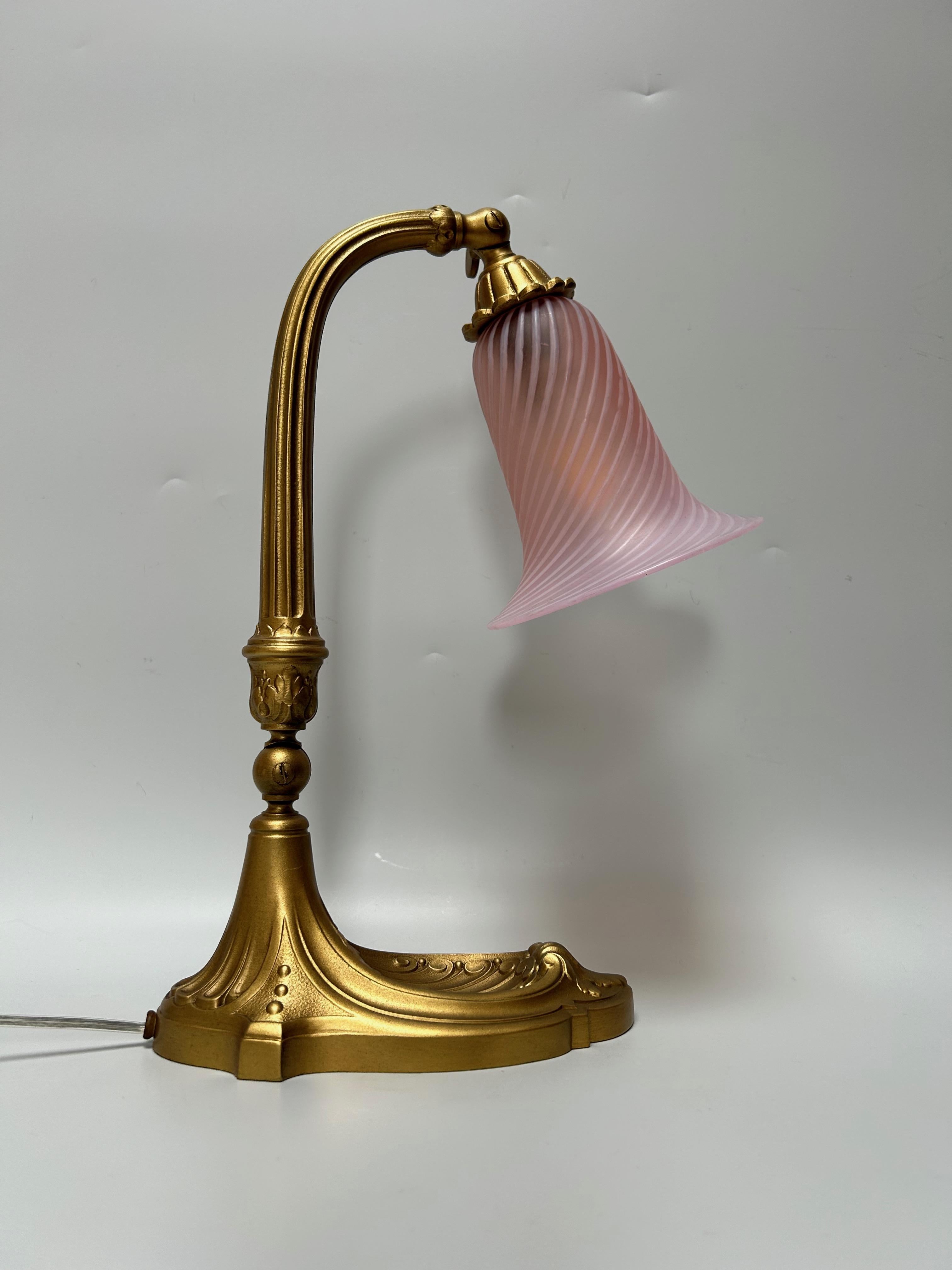 Desk lamp in gilded spelter circa 1910. Tulip tilt adjustment possible.
Tulip in opalescent glass.
Electrified, B22 socket.
in perfect condition.

Height: 34 cm
Width: 25 cm
Depth: 10 cm
Weight: 1.5 kg