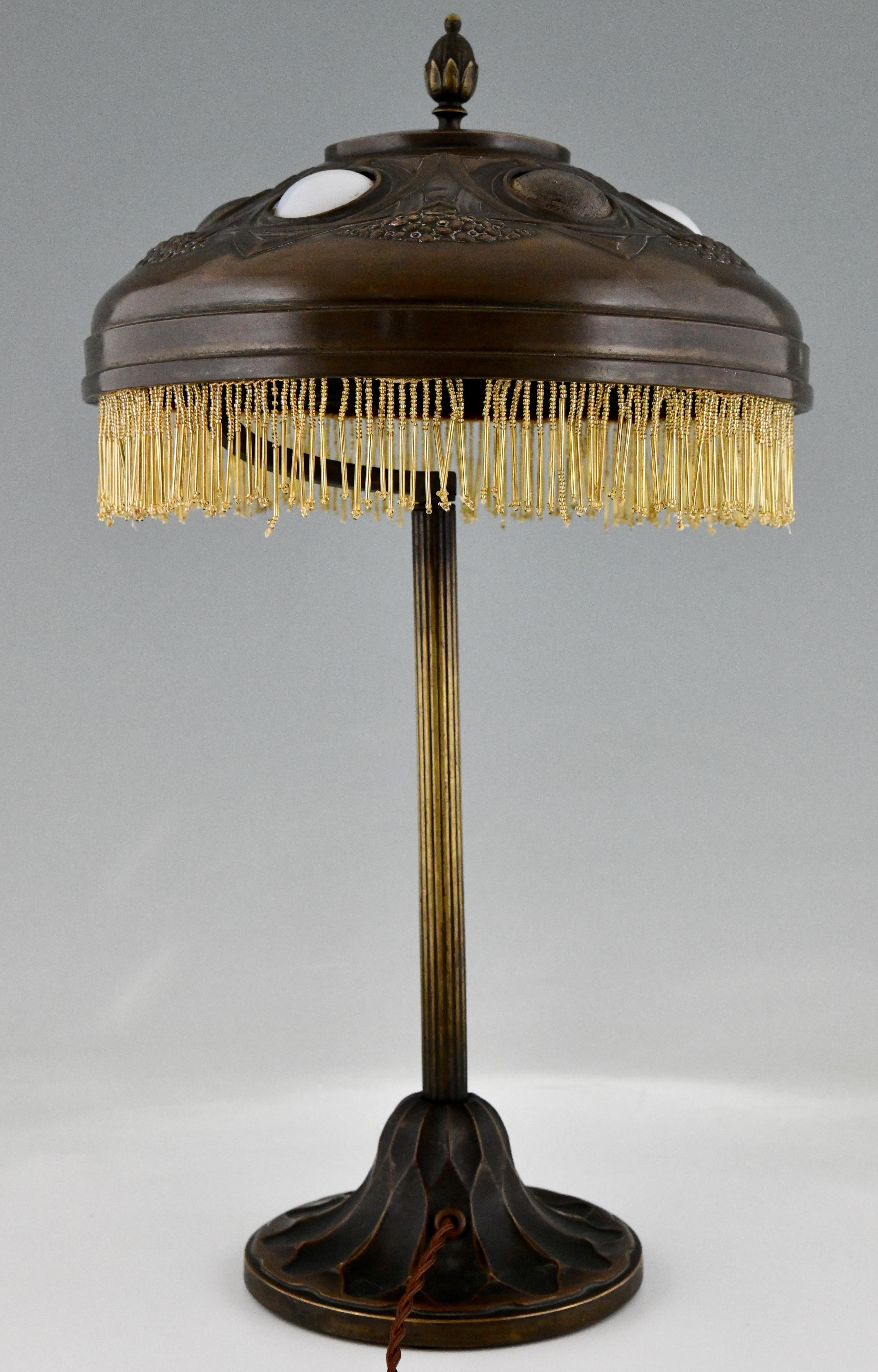 Début du 20ème siècle Lampe de bureau Art nouveau en bronze patiné, laiton martelé et abat-jour en verre 1900 en vente