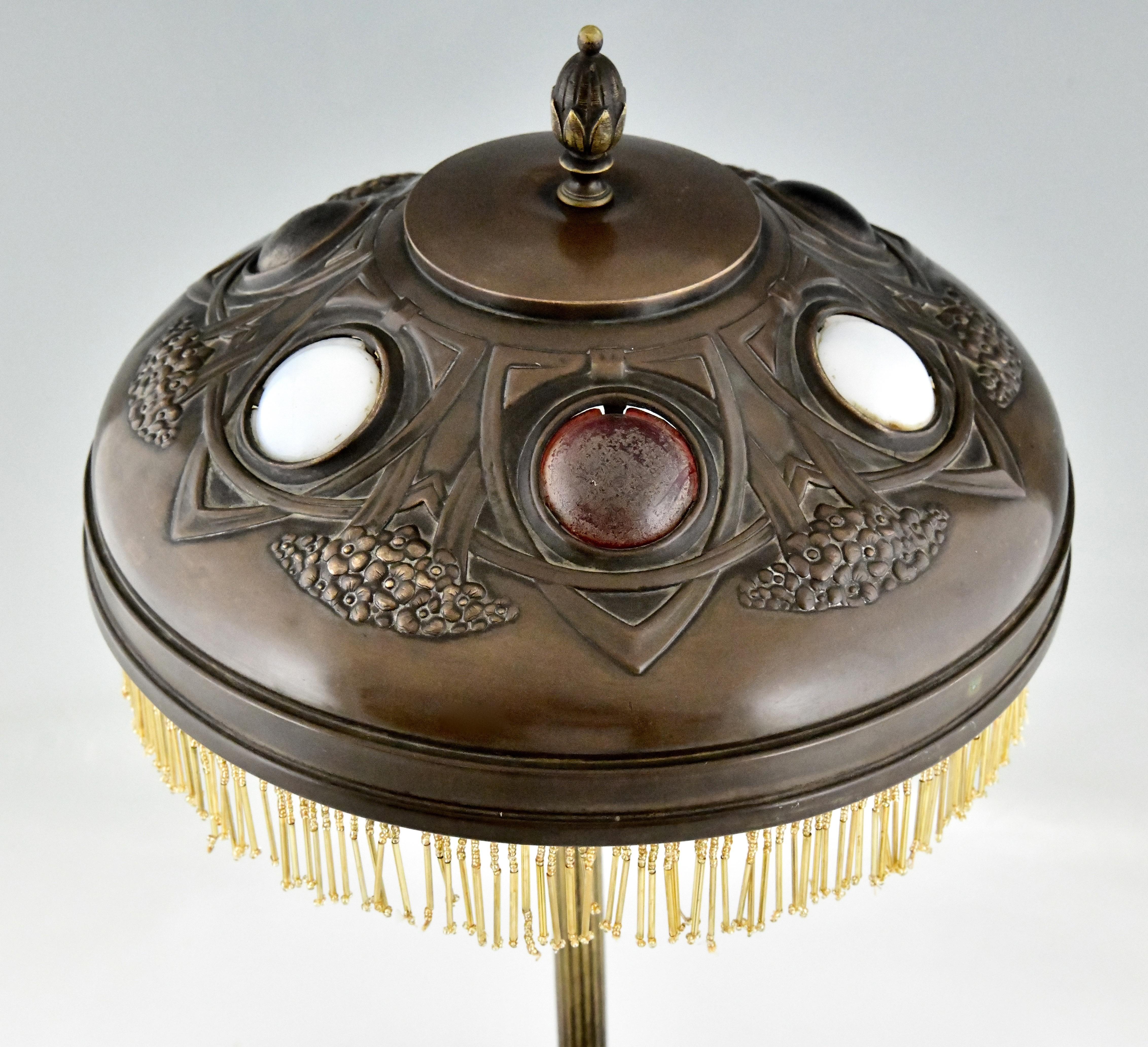 Laiton Lampe de bureau Art nouveau en bronze patiné, laiton martelé et abat-jour en verre 1900 en vente