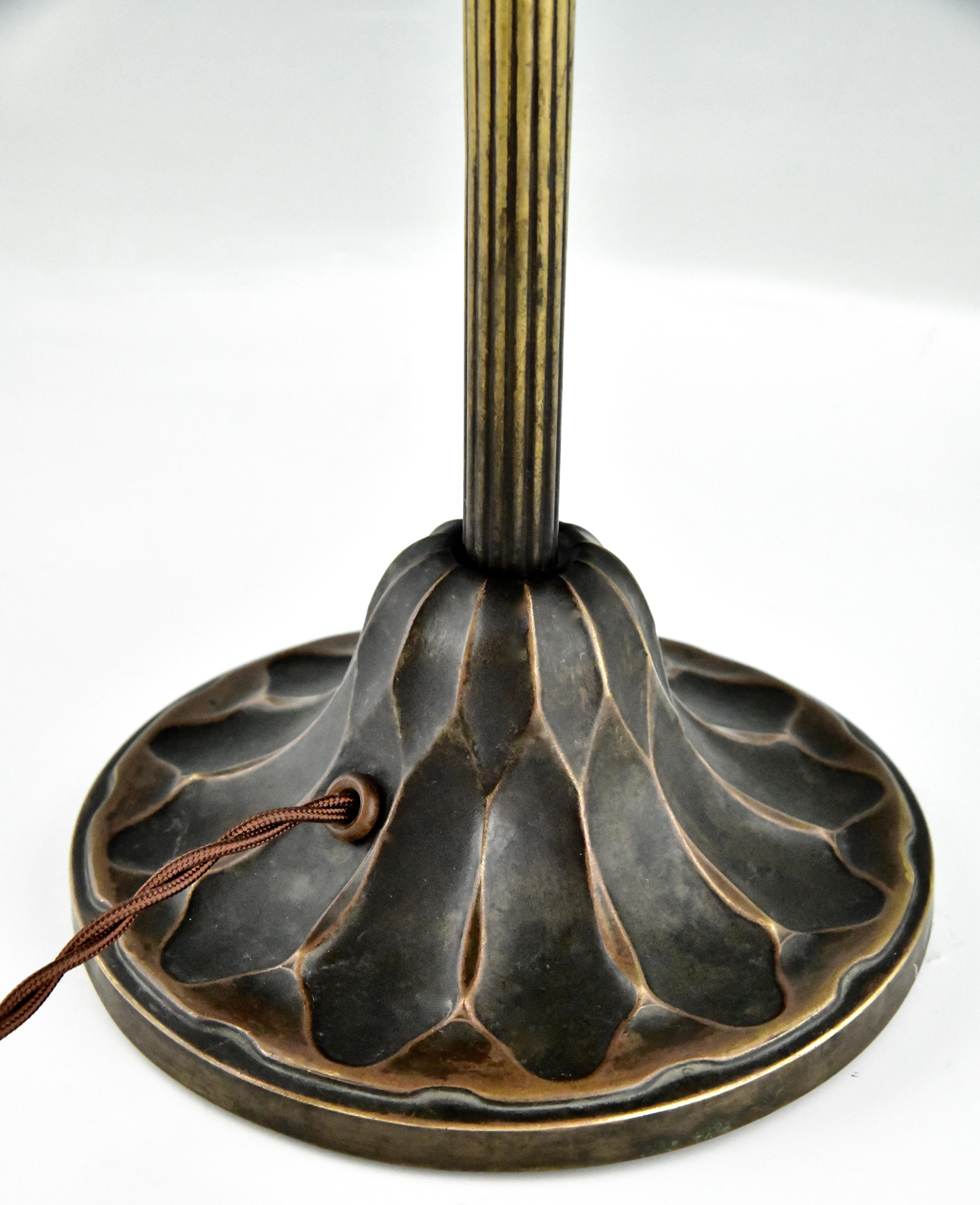 Brass Art nouveau desk lamp in patinated bronze hammered brass & glas shade 1900 For Sale