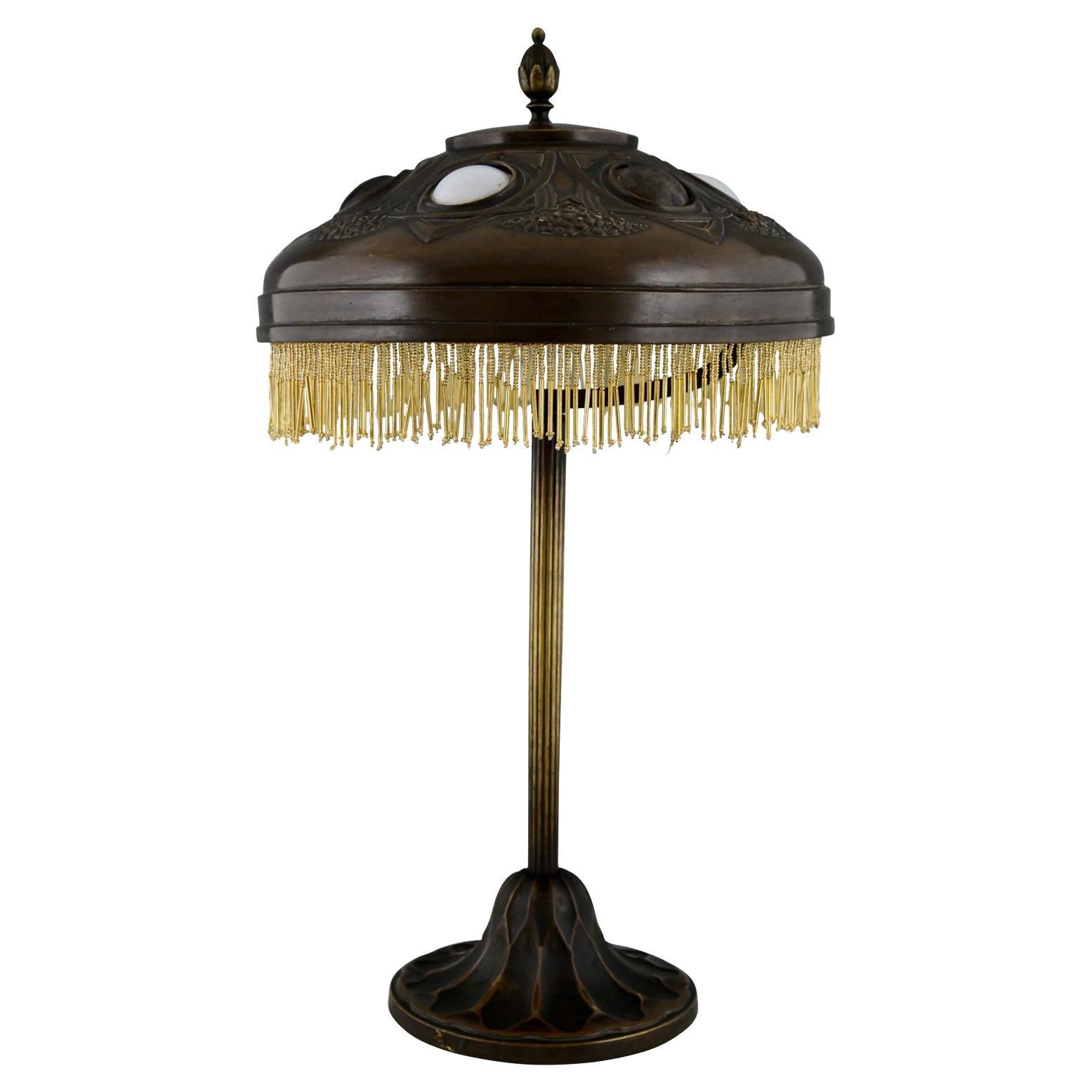 Lampe de bureau Art nouveau en bronze patiné, laiton martelé et abat-jour en verre 1900