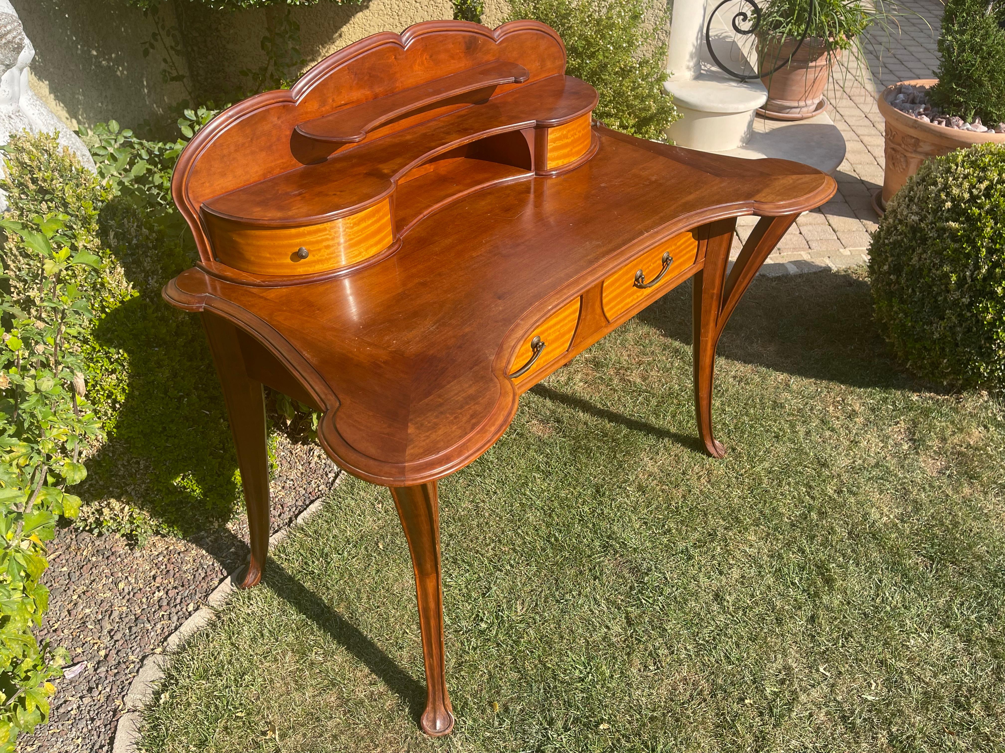 Mahogany and satinwood desk from the 1900s, Art Nouveau from the Nancy School. It opens with 2 drawers in the upper part and 1 large drawer on the interior part. Very beautiful office attributed to MAJORELLE. You can recognize the water lily leaf at