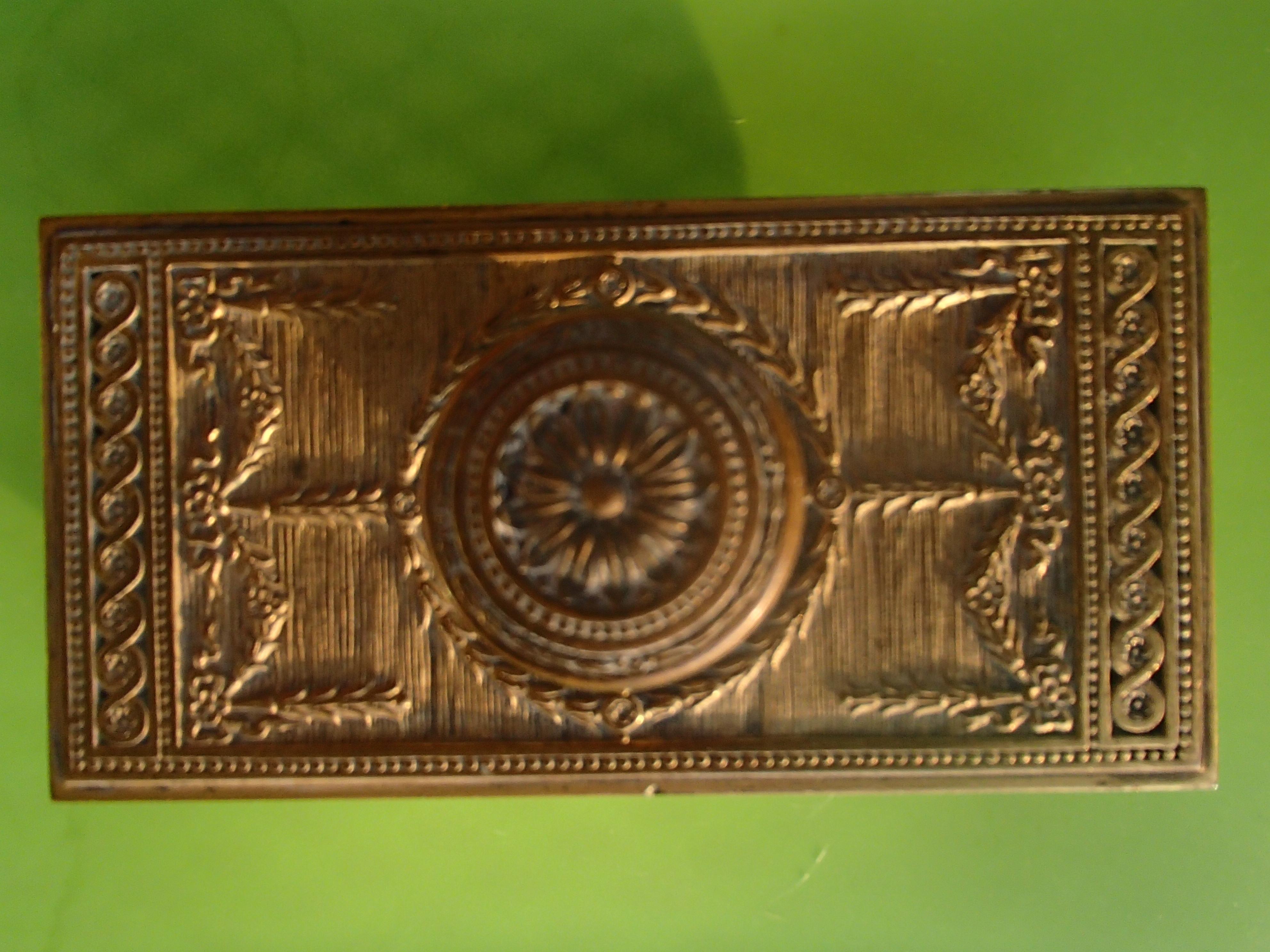 Jugendstil-Schreibtischset von Tiffany mit Kalender, Tintenbrenner, Schachtel und Clip (Messing) im Angebot