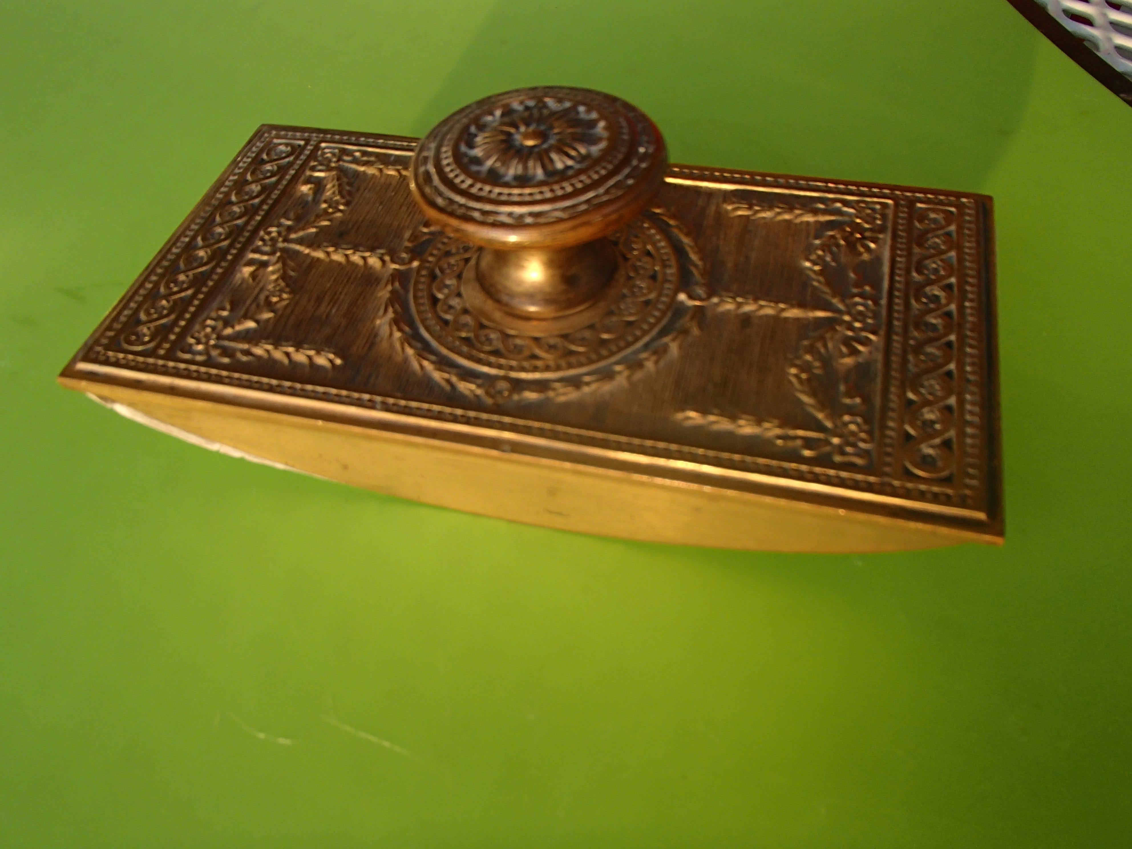 Jugendstil-Schreibtischset von Tiffany mit Kalender, Tintenbrenner, Schachtel und Clip im Angebot 1