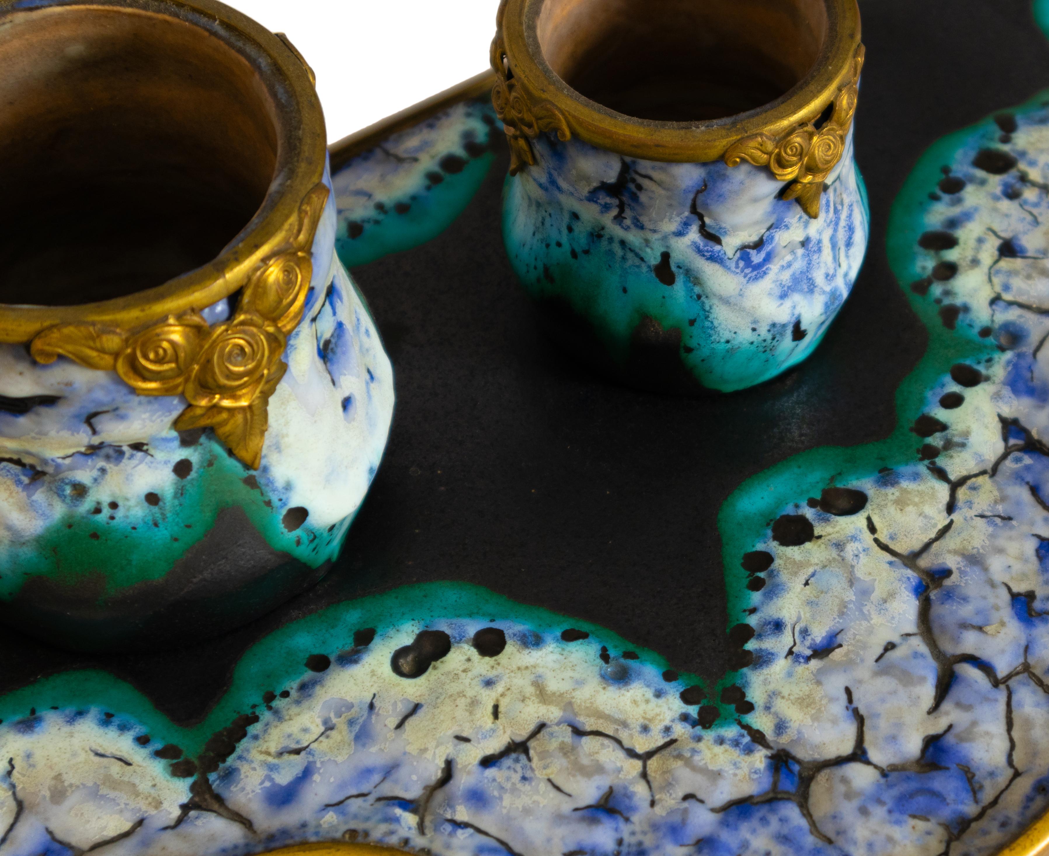 Un set da scrivania in gres blu, verde e oro con quattro pezzi e dettagli in bronzo dorato, Un set da scrivania in stile Art Nouveau francese, circa 1900, composto da un insieme di calamai in ceramica e bronzo dorato dalle forme organiche fluide e