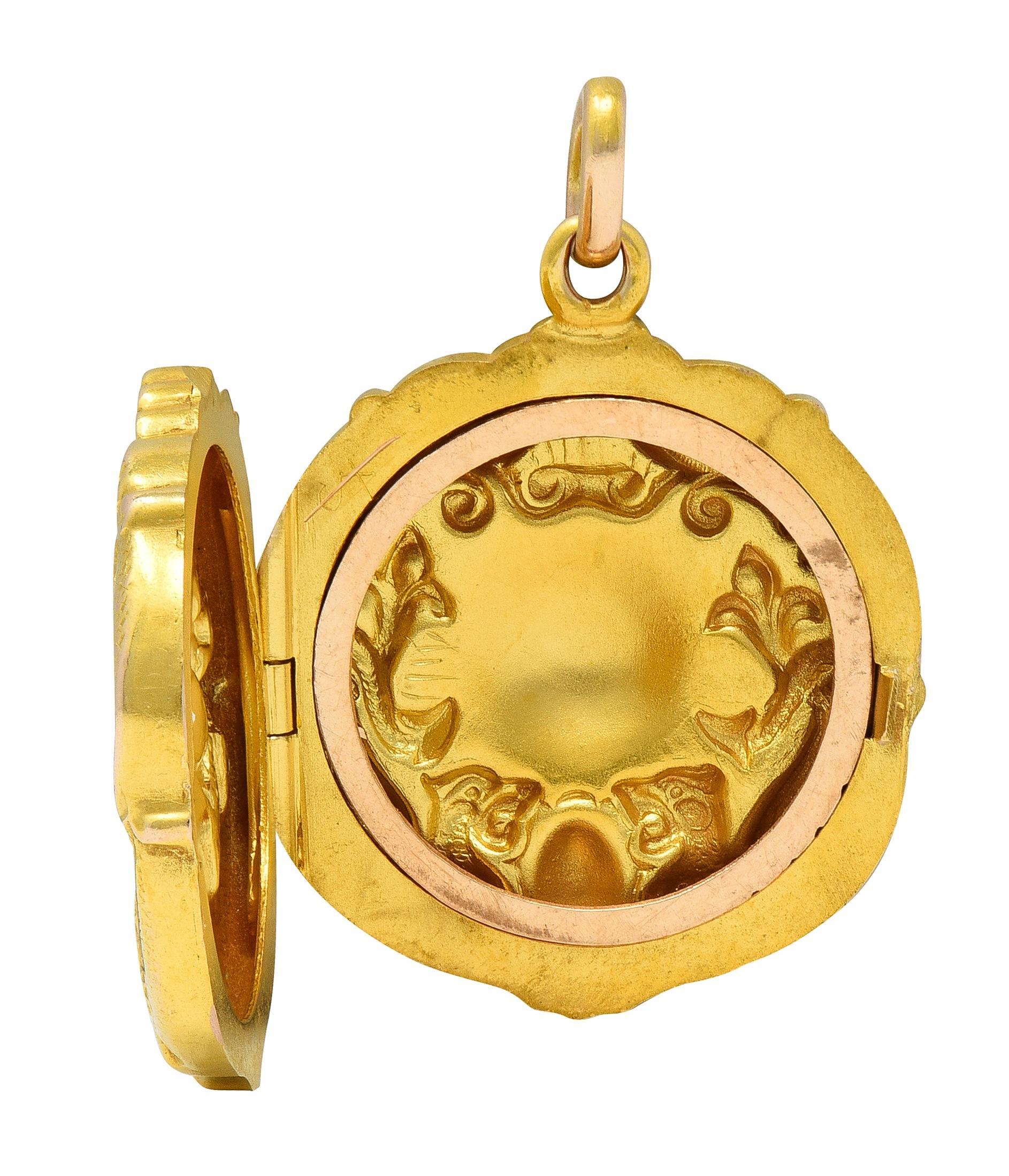 Disegnato e un pendente a forma di cartiglio sospeso da una balla affusolata.
Il fronte e il retro sono decorati con serpenti scanalati, conchiglie e grifoni.
Accentuato da una scaglia incisa e da una struttura a piuma, che centra un diamante