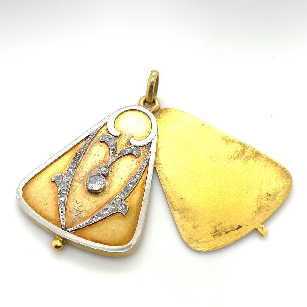 An Art Nouveau diamond 18 karat yellow gold sliding locket pendant

A finely crafted 18 karat yellow gold pendant of curved triangular shape, epitomizing the elegant designs of the period. 

Bezel set to its centre with an old cut diamond