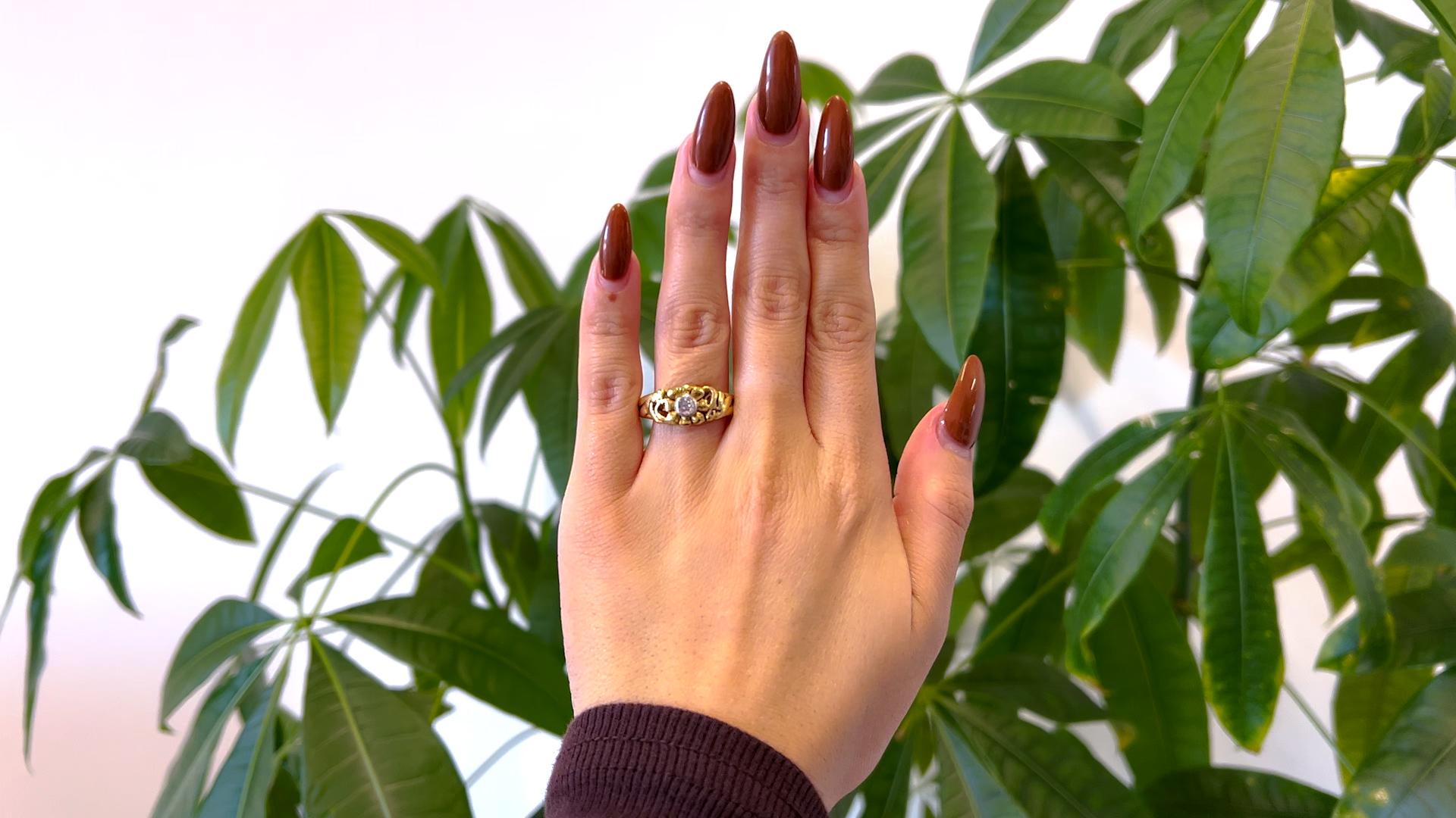 Ein Jugendstil Diamant 18k Gelbgold Platin Blumenring. Mit einem Diamanten im alten Minenschliff mit einem Gewicht von ca. 0,25 Karat, eingestuft in Farbe I und Reinheit I1. Gefertigt aus 18 Karat Gelbgold mit in Platin gefassten Diamanten. Um 1900.
