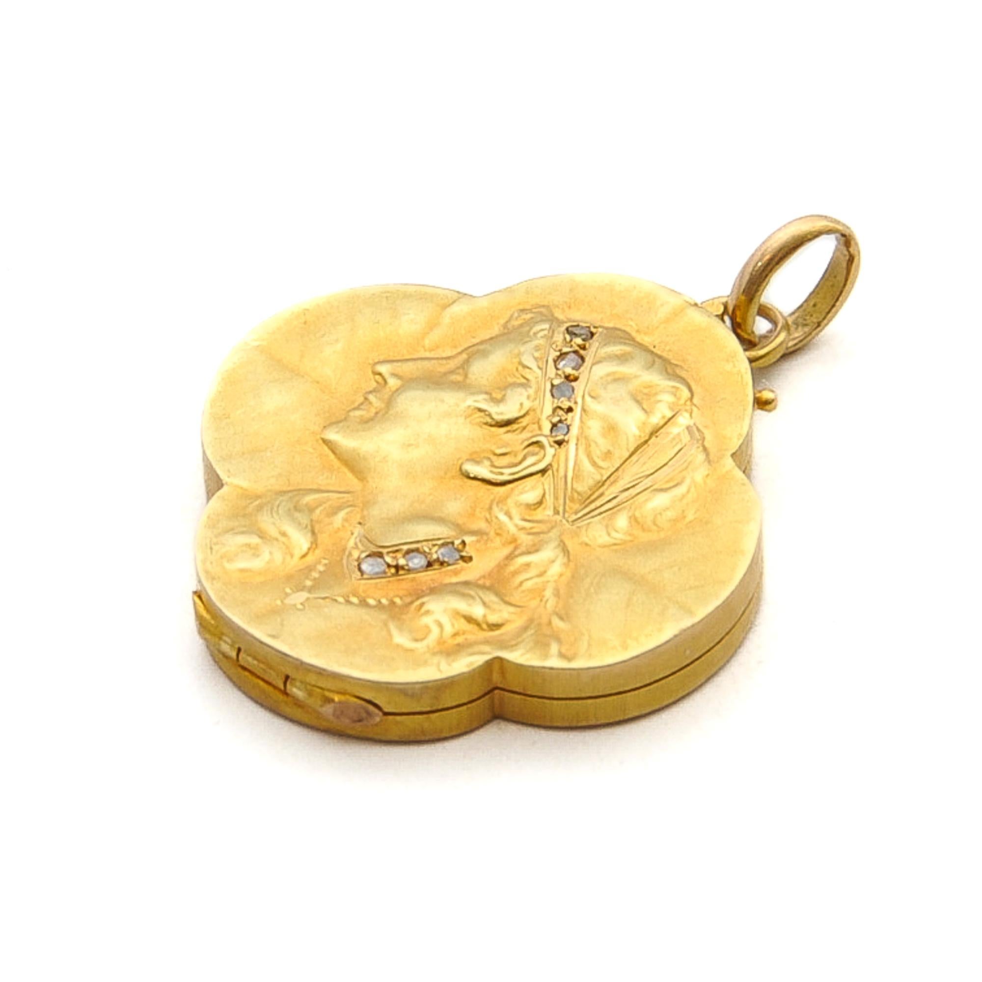 Pendentif médaillon Art Nouveau ancien trèfle à quatre feuilles avec diamants en vente 2