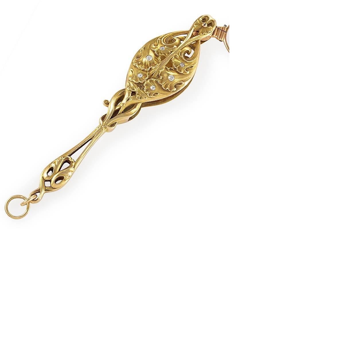 An American Art Nouveau 14 karat gold lorgnette with diamonds. The lorgnette has 6 old European-cut diamonds with an approximate total weight of .50 carat. The gold lorgnette is decorated with diamond set ginko leaves in a dimensional Art Nouveau