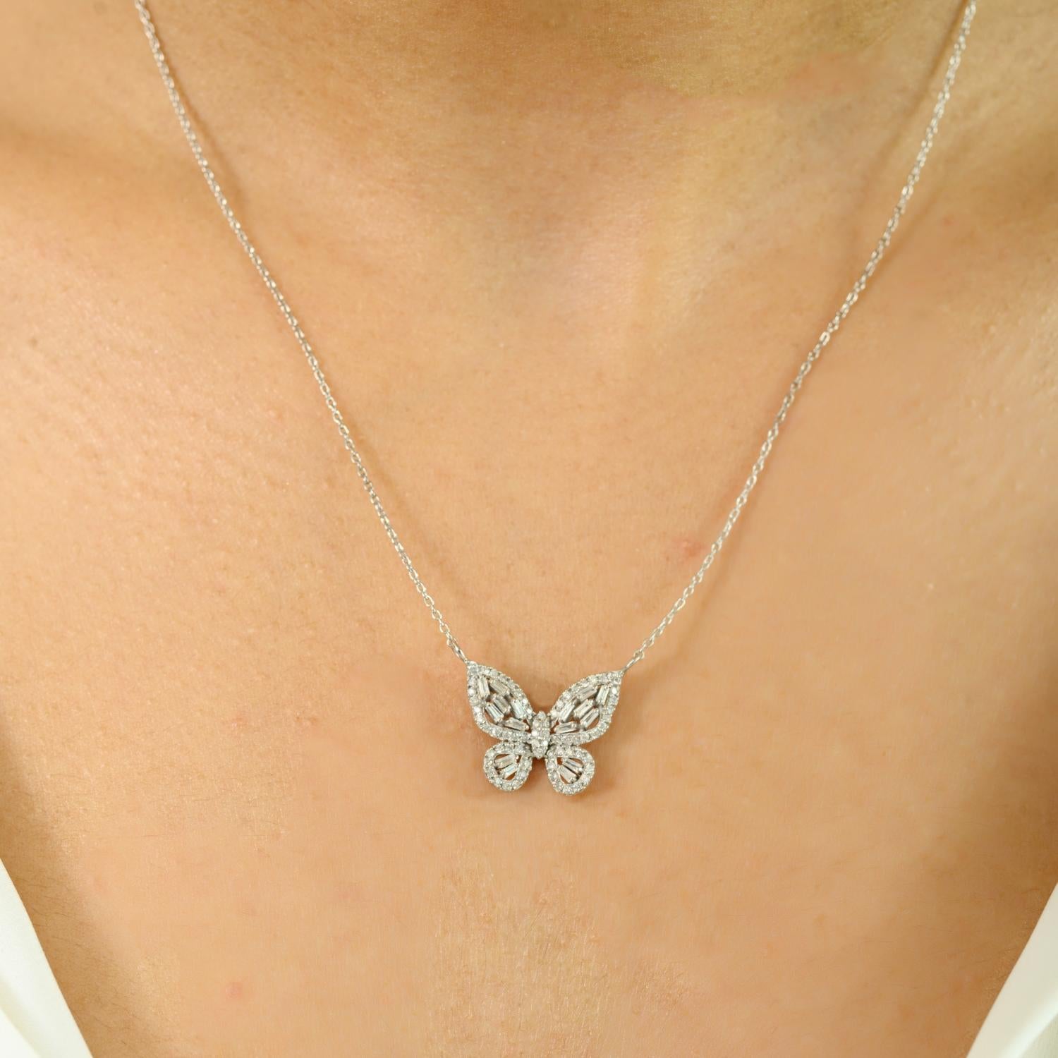 Exquisément réalisé en or blanc 14 carats, cet élégant collier présente un pendentif papillon orné de 2,86 carats de diamants éblouissants. Le design complexe met en valeur un mélange de diamants brillants et de diamants taille baguette, créant un