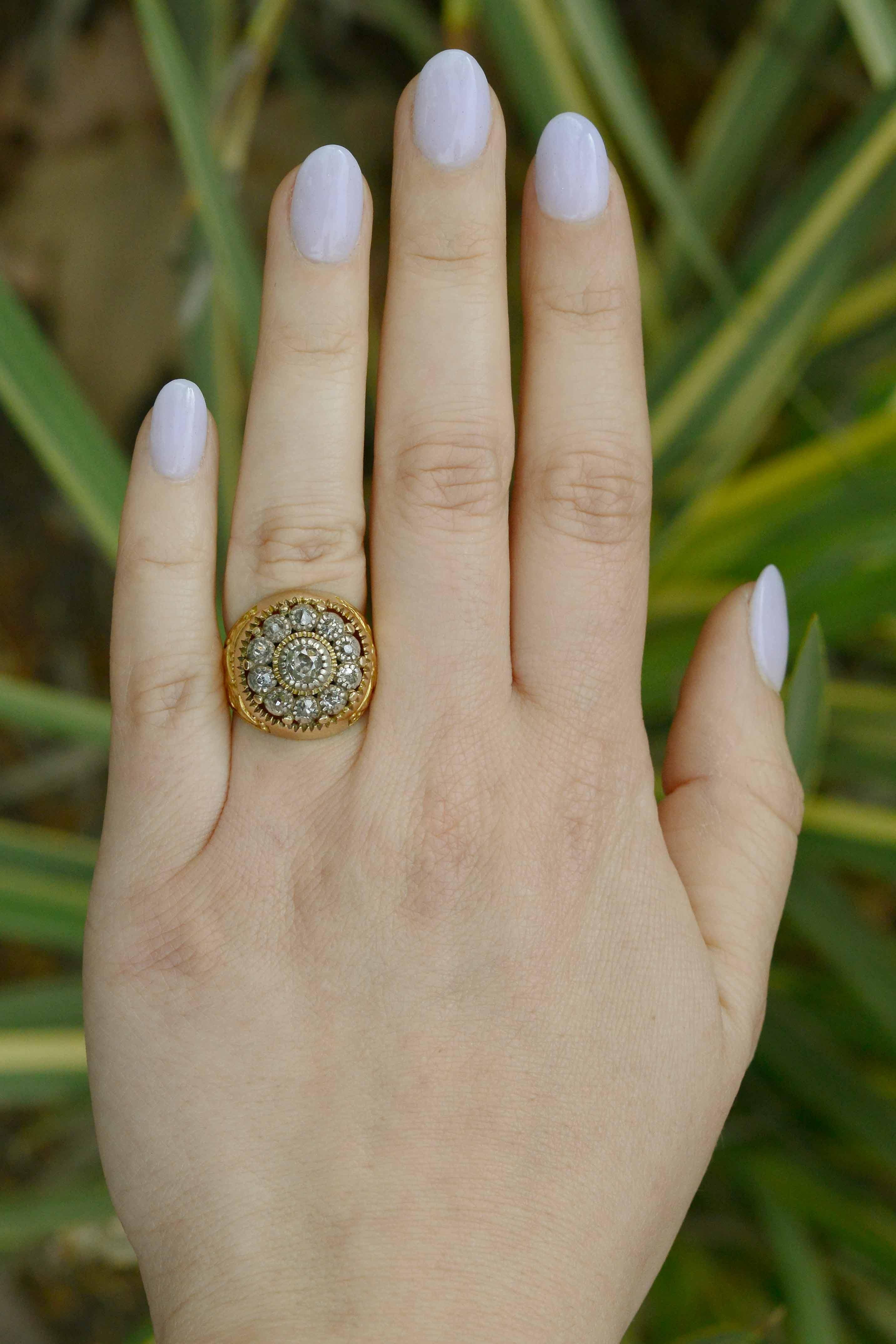 Un anello a grappolo con 10 diamanti taglio rosa, al centro di uno splendido diamante taglio old mine. Questo splendido anello da cocktail è un tesoro antico con il fascino concomitante dell'epoca Art Nouveau, grazie al ricco oro 18k e all'argento.