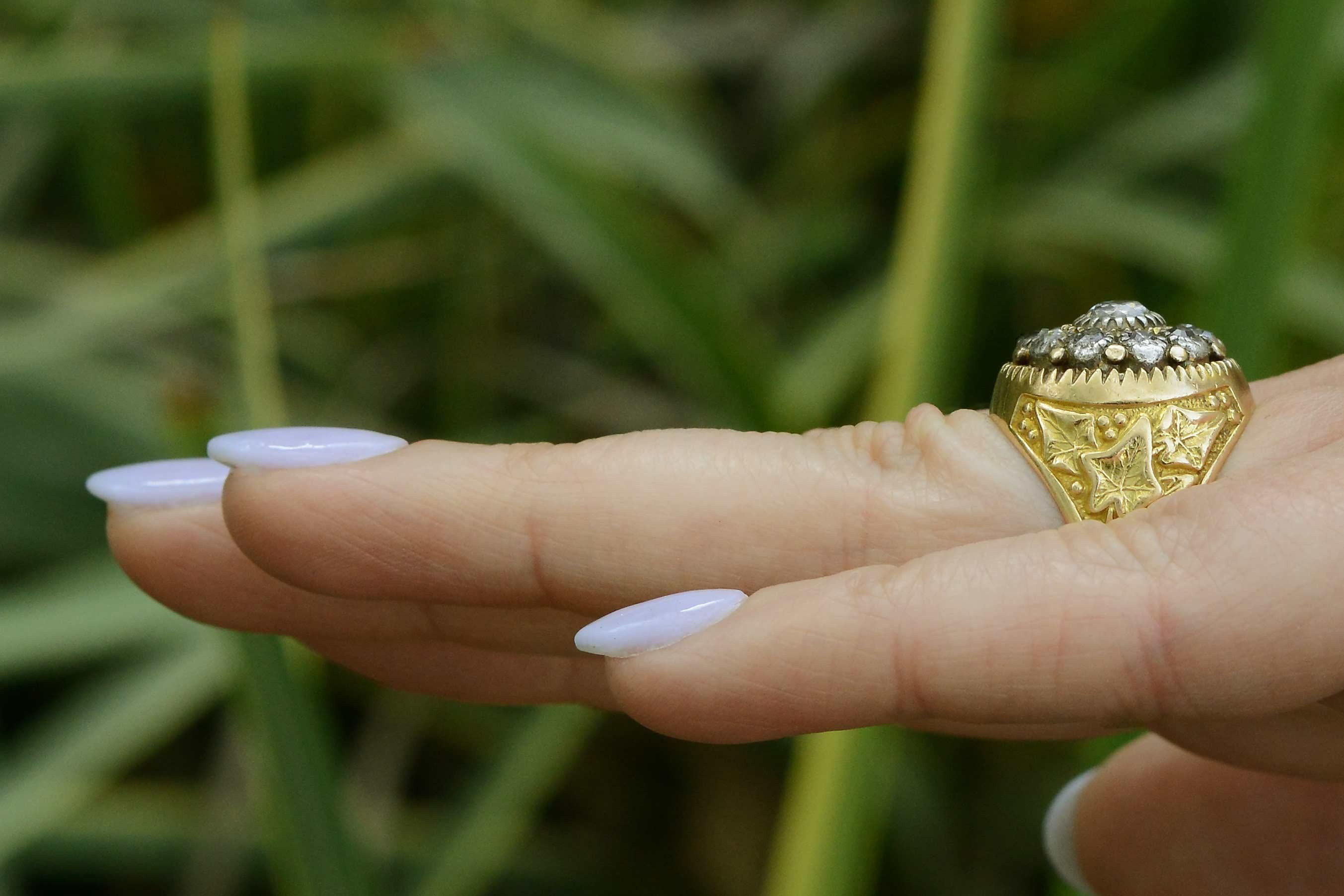 Taglio vecchia miniera Anello unisex con diamanti a grappolo in stile Art Nouveau in vendita