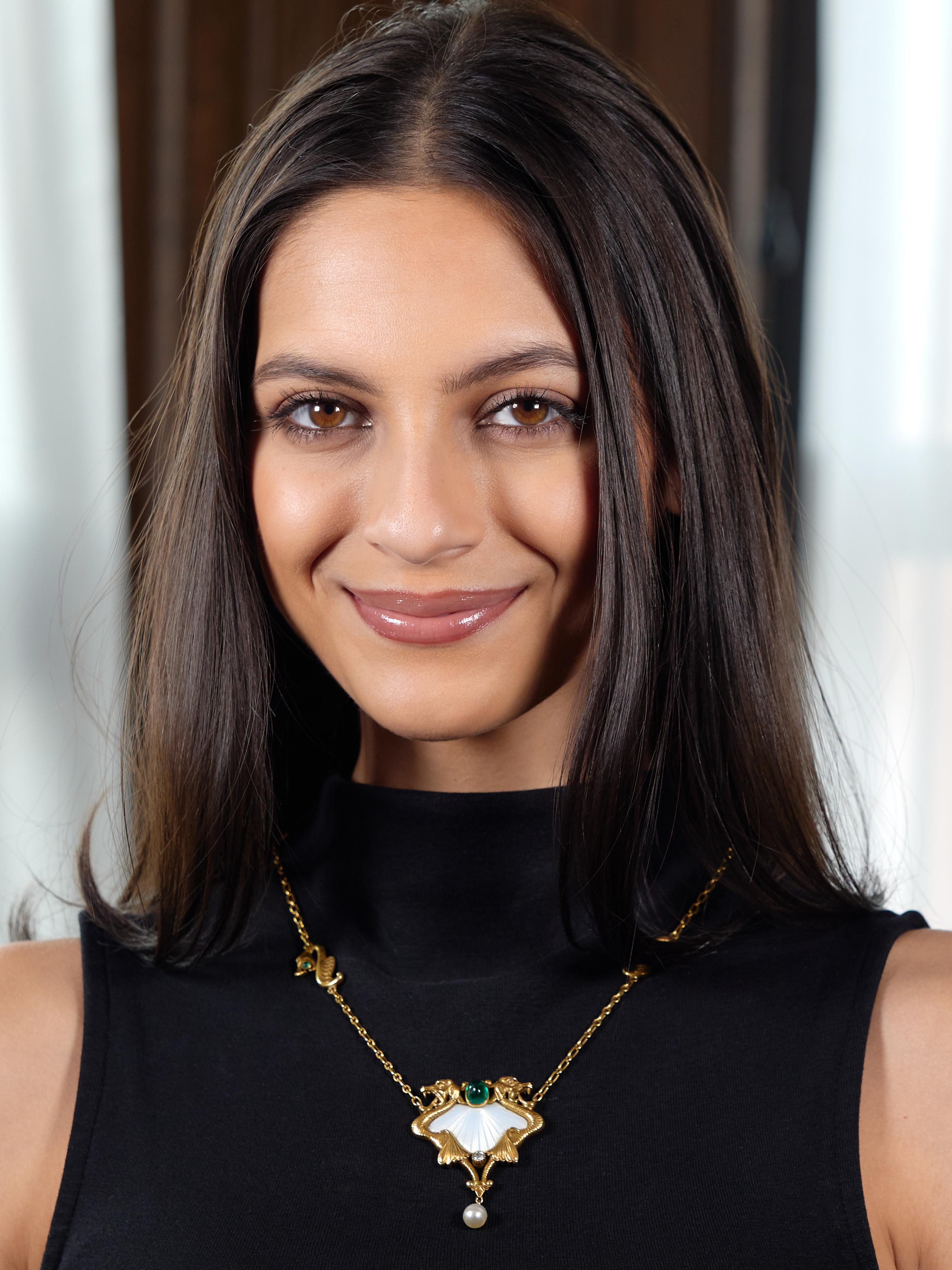 Art Nouveau Diamond Emerald Enamel Pearl 14 Karat Yellow Gold Dragon Necklace en vente 2